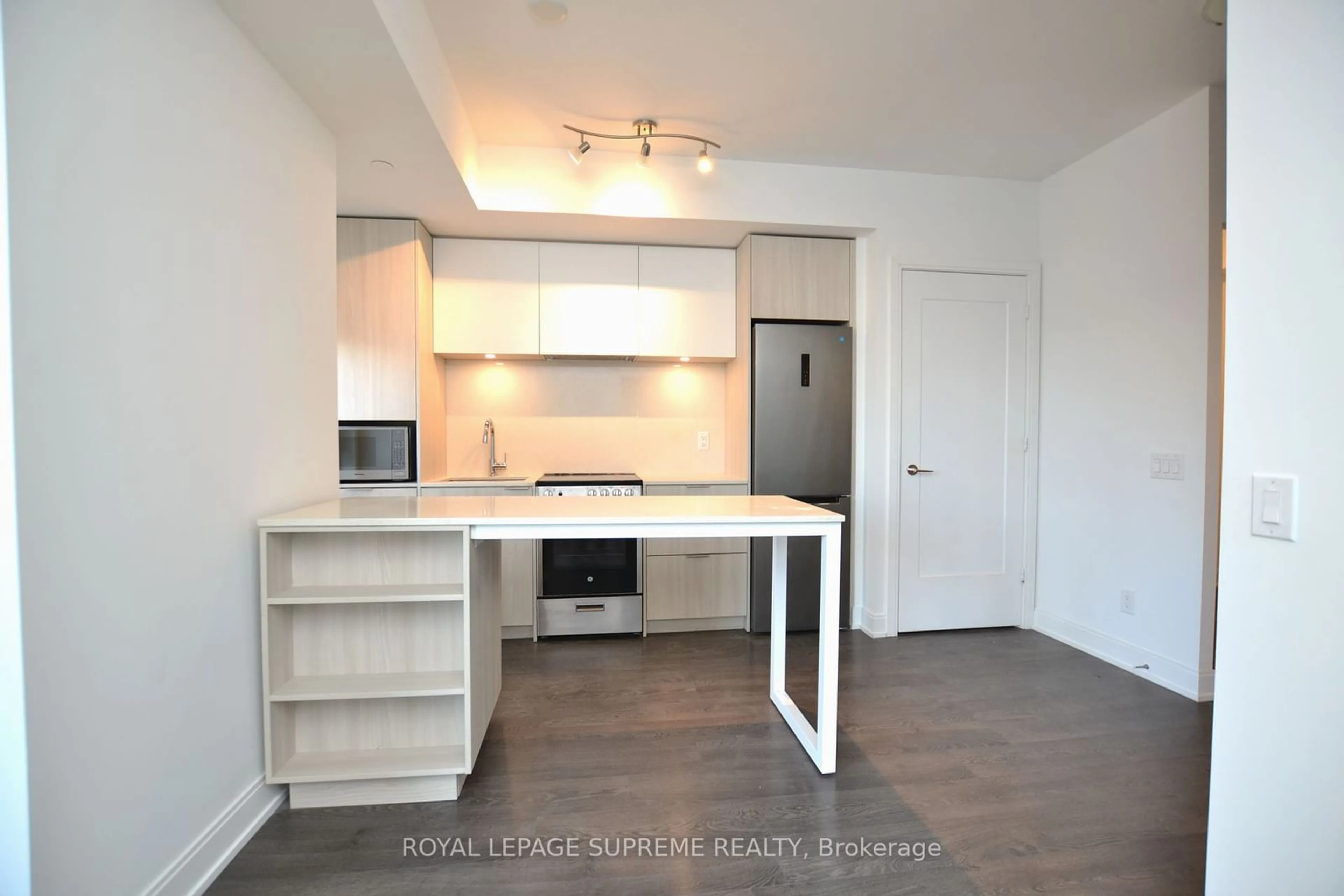 Standard kitchen, wood/laminate floor for 70 Annie Craig Dr #1003, Toronto Ontario M8V 0G2