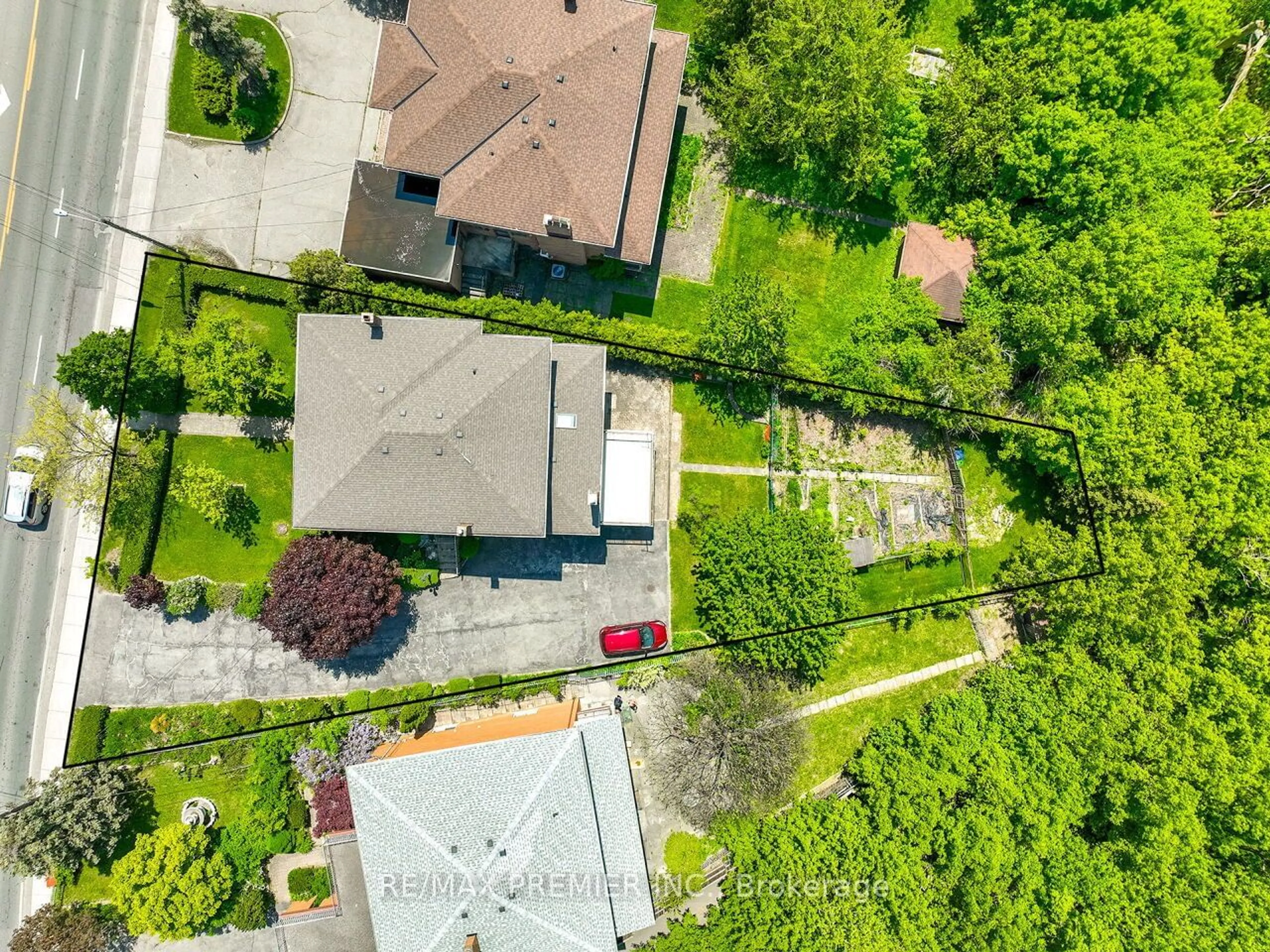 A pic from outside/outdoor area/front of a property/back of a property/a pic from drone, street for 2960 Weston Rd, Toronto Ontario M9M 2S7