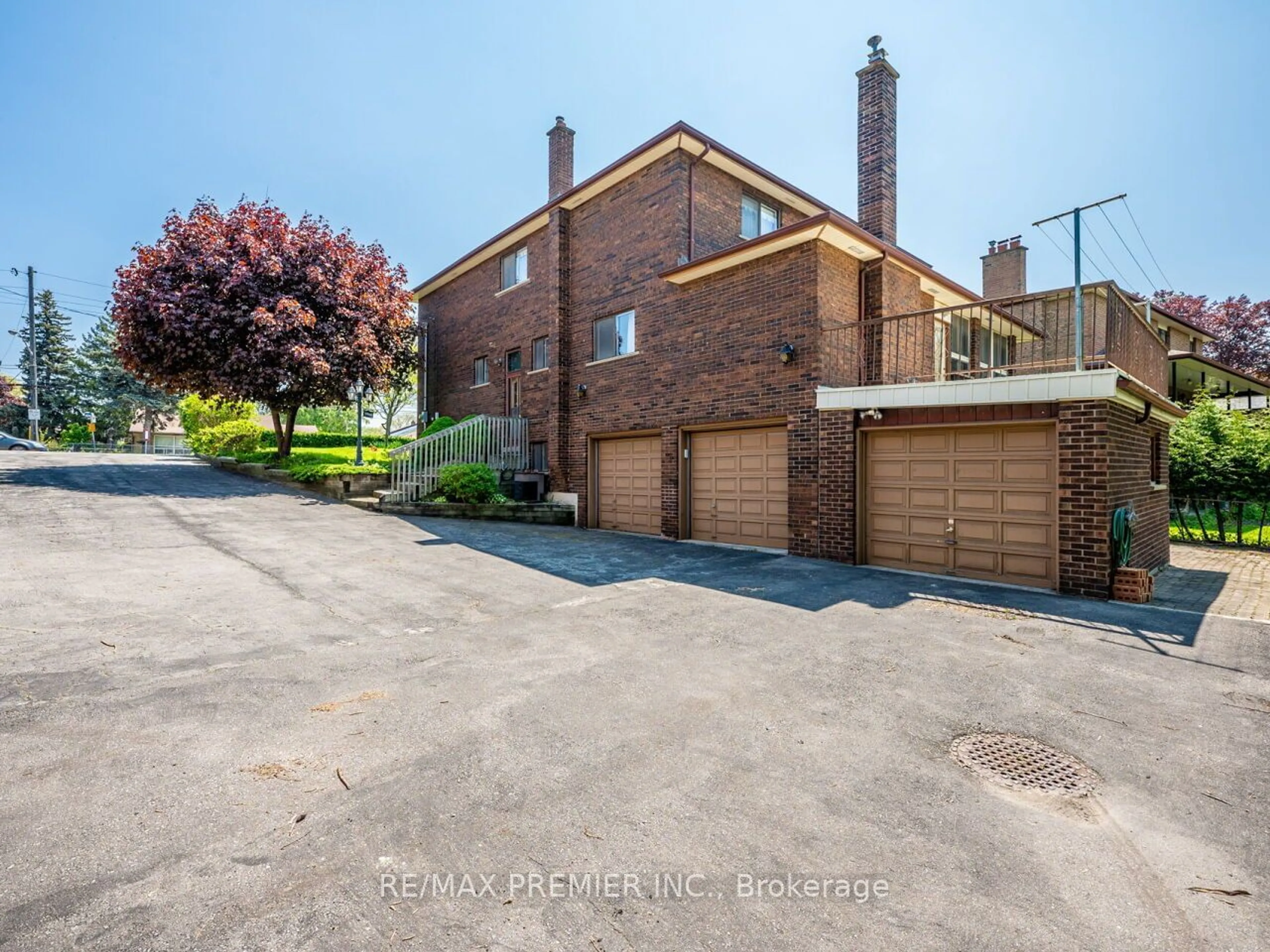 A pic from outside/outdoor area/front of a property/back of a property/a pic from drone, street for 2960 Weston Rd, Toronto Ontario M9M 2S7