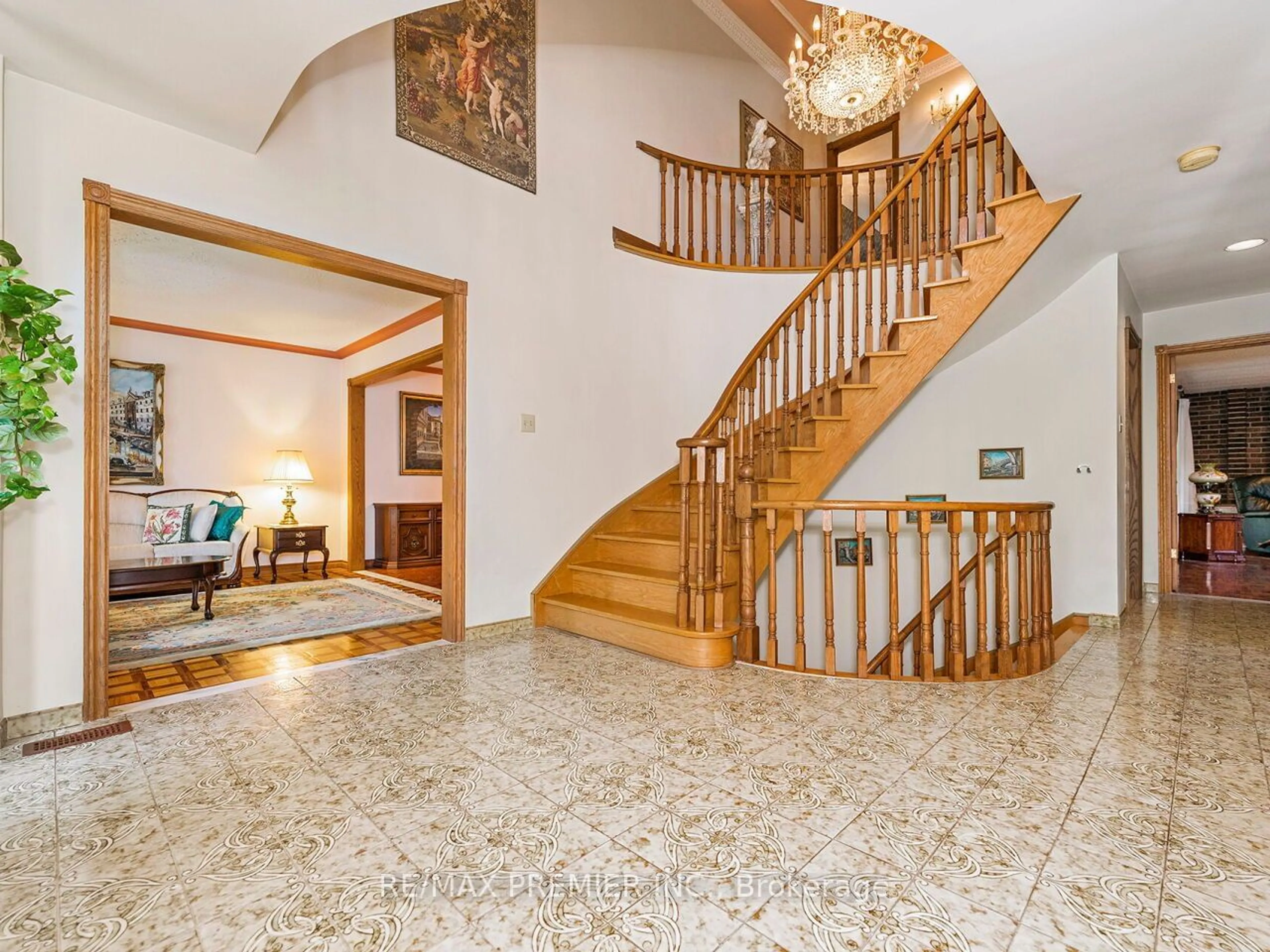 Indoor foyer for 2960 Weston Rd, Toronto Ontario M9M 2S7