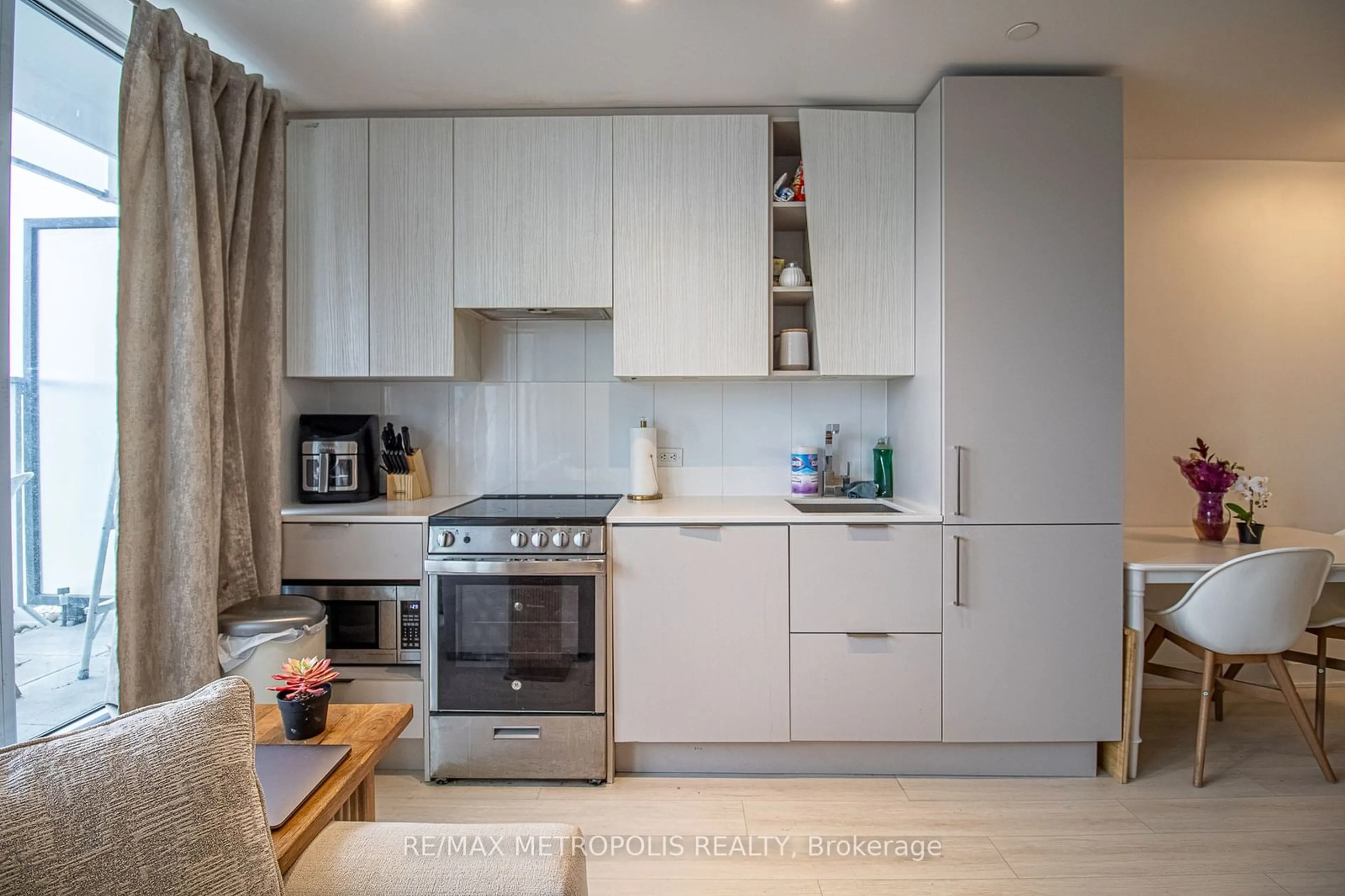 Standard kitchen, unknown for 3900 Confederation Pkwy #216, Mississauga Ontario L5B 0M3