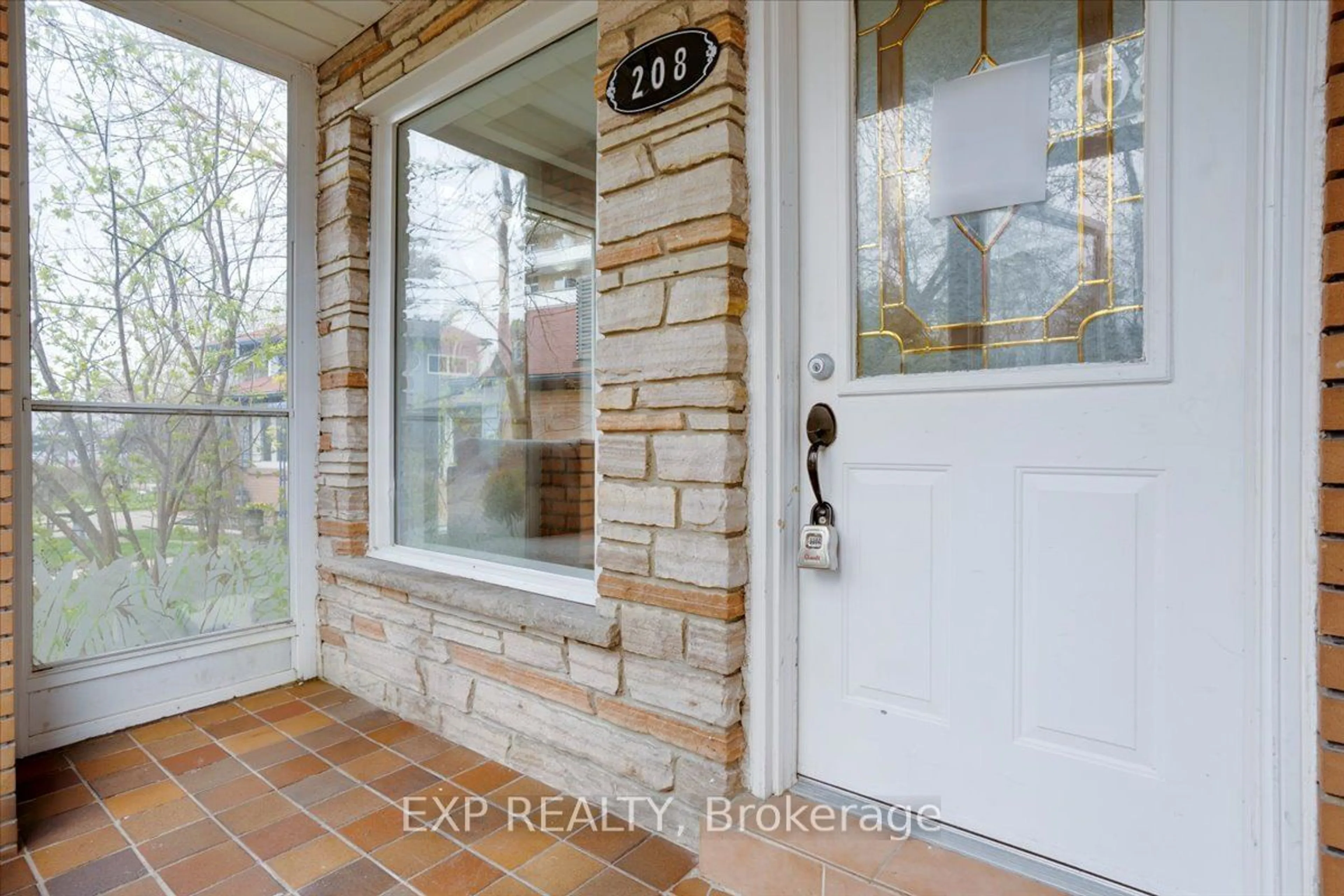 Indoor entryway for 208 Lake Prom, Toronto Ontario M8W 1A8