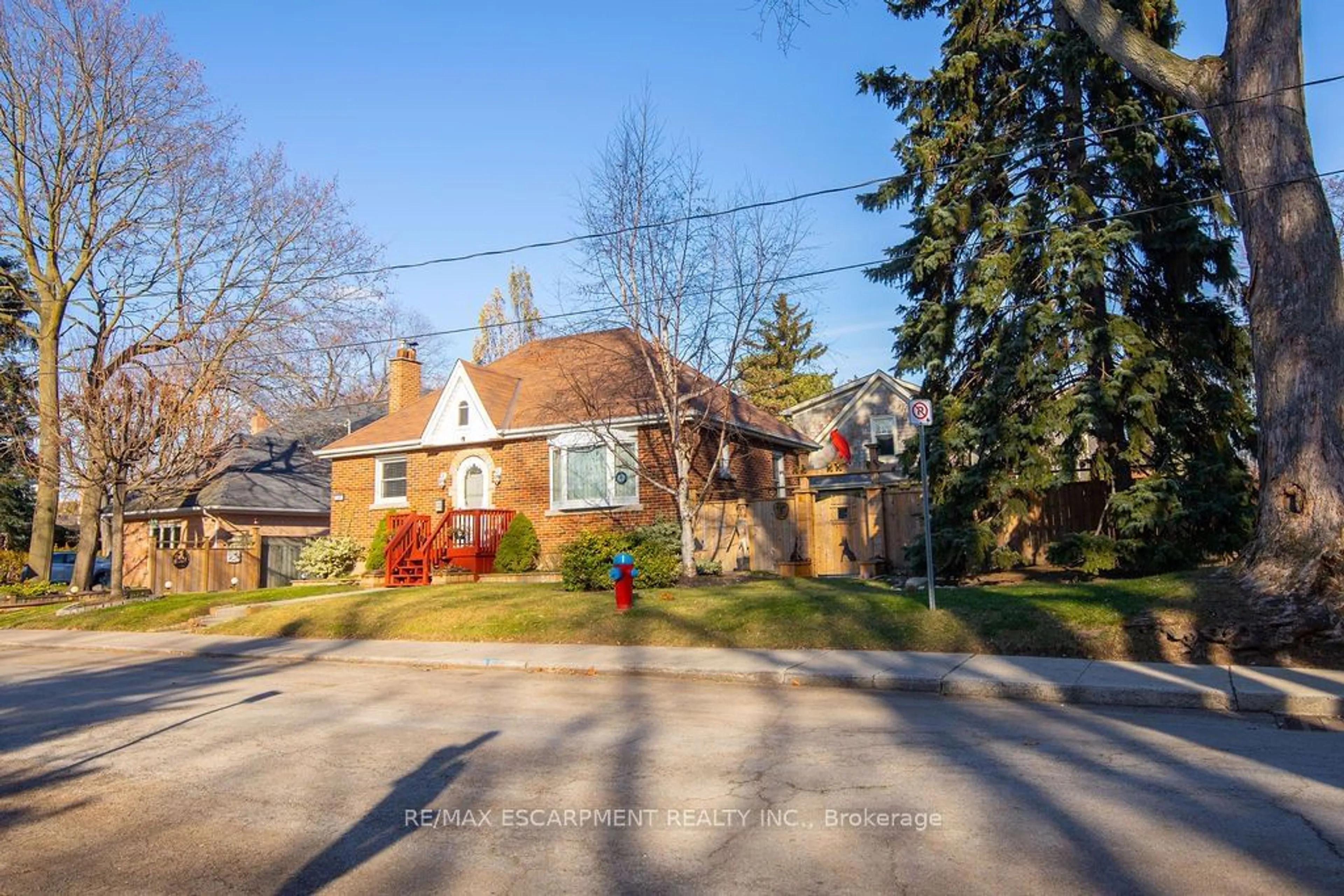 Home with brick exterior material, street for 39 Brant St, Oakville Ontario L6K 2Z3