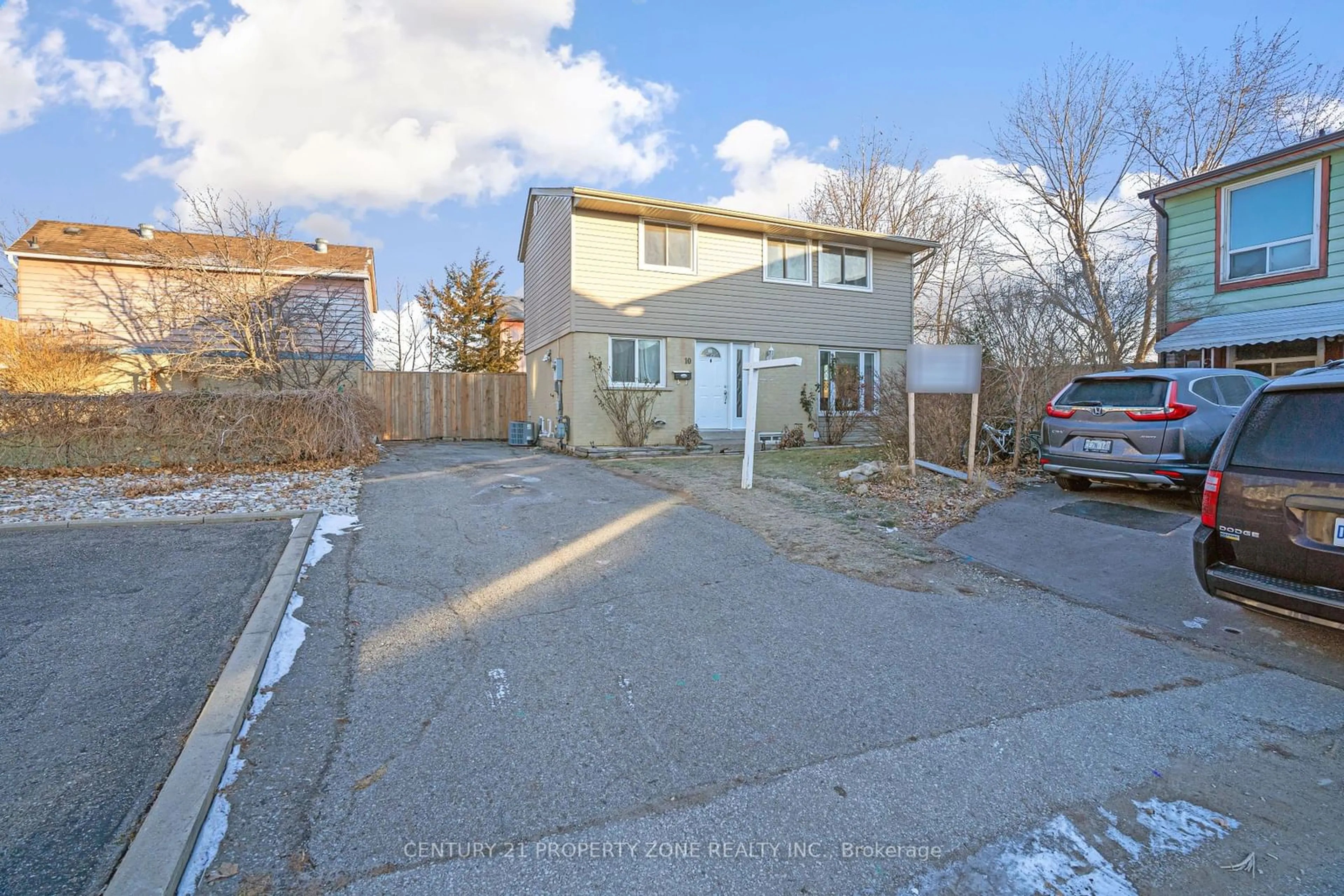 A pic from outside/outdoor area/front of a property/back of a property/a pic from drone, street for 10 Glencastle Sq, Brampton Ontario L6S 2H8