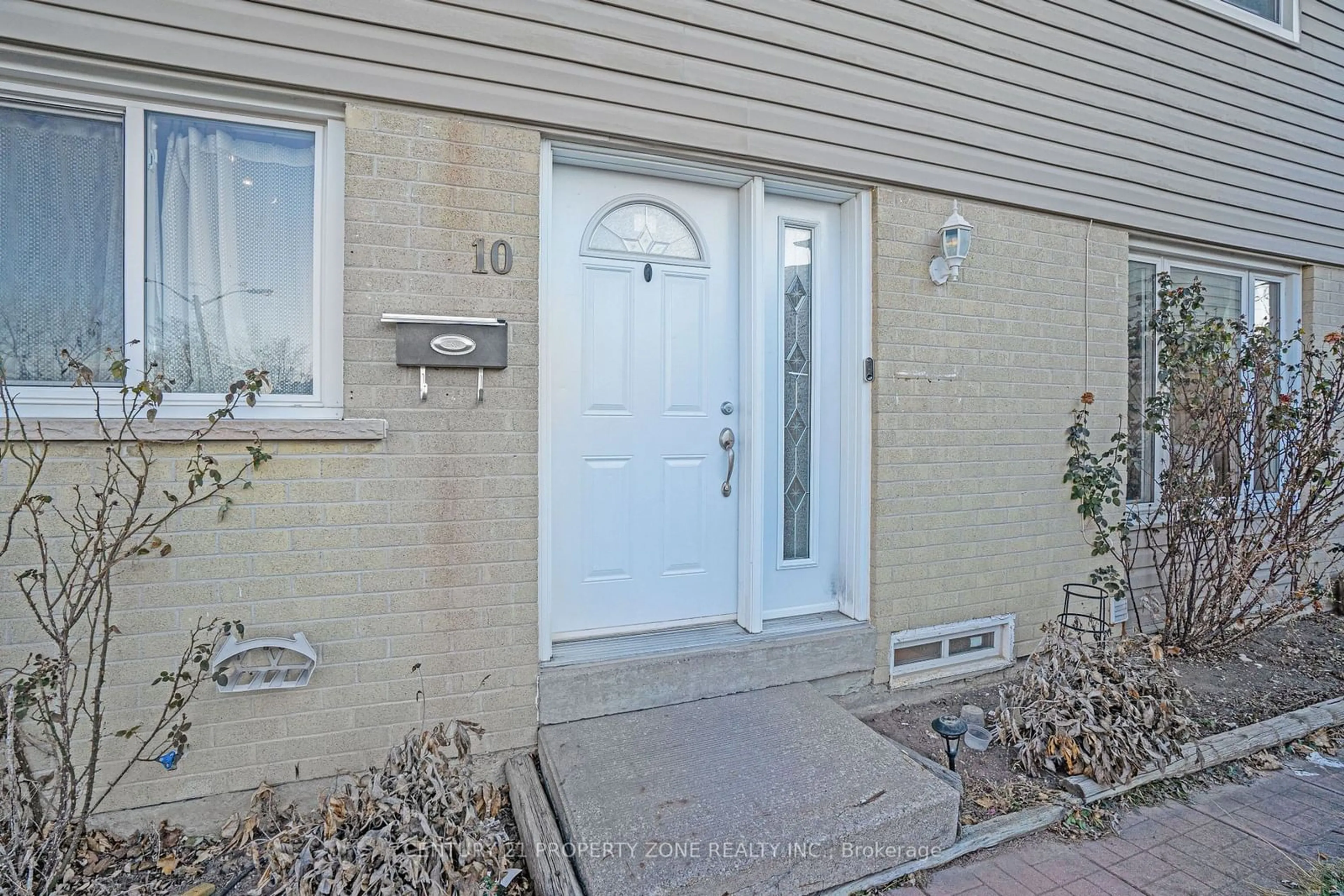 Indoor entryway for 10 Glencastle Sq, Brampton Ontario L6S 2H8