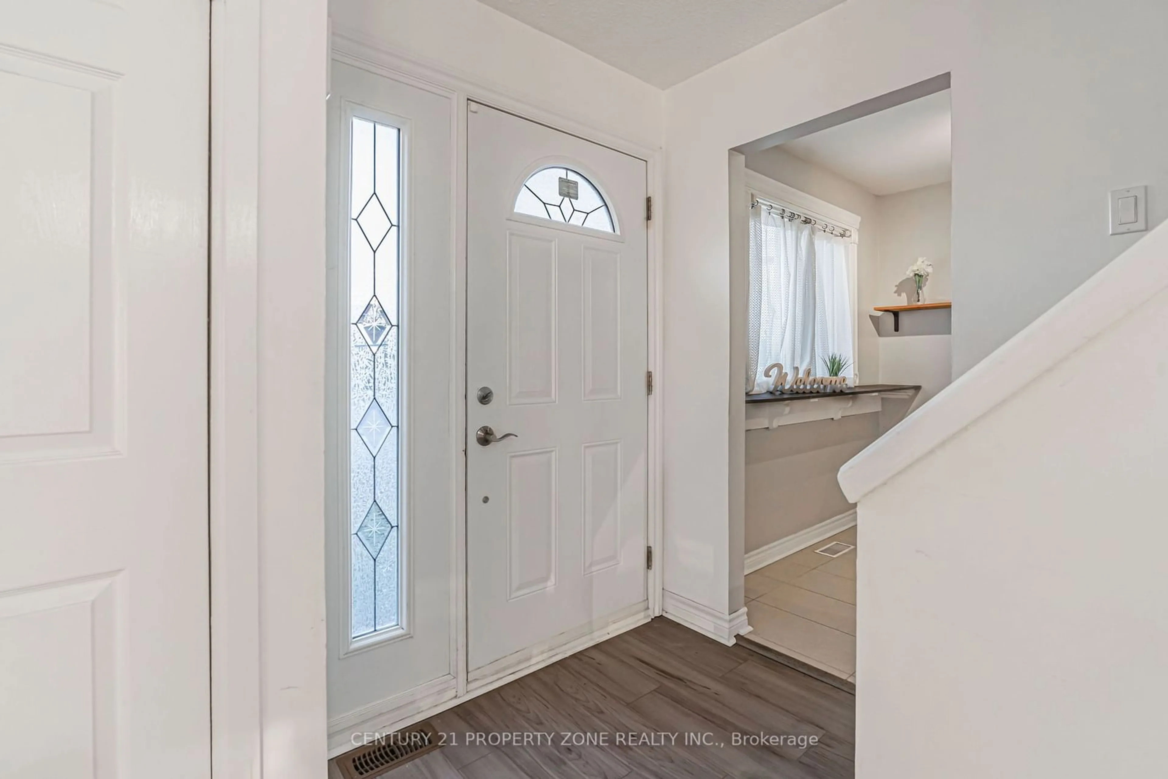 Indoor entryway for 10 Glencastle Sq, Brampton Ontario L6S 2H8