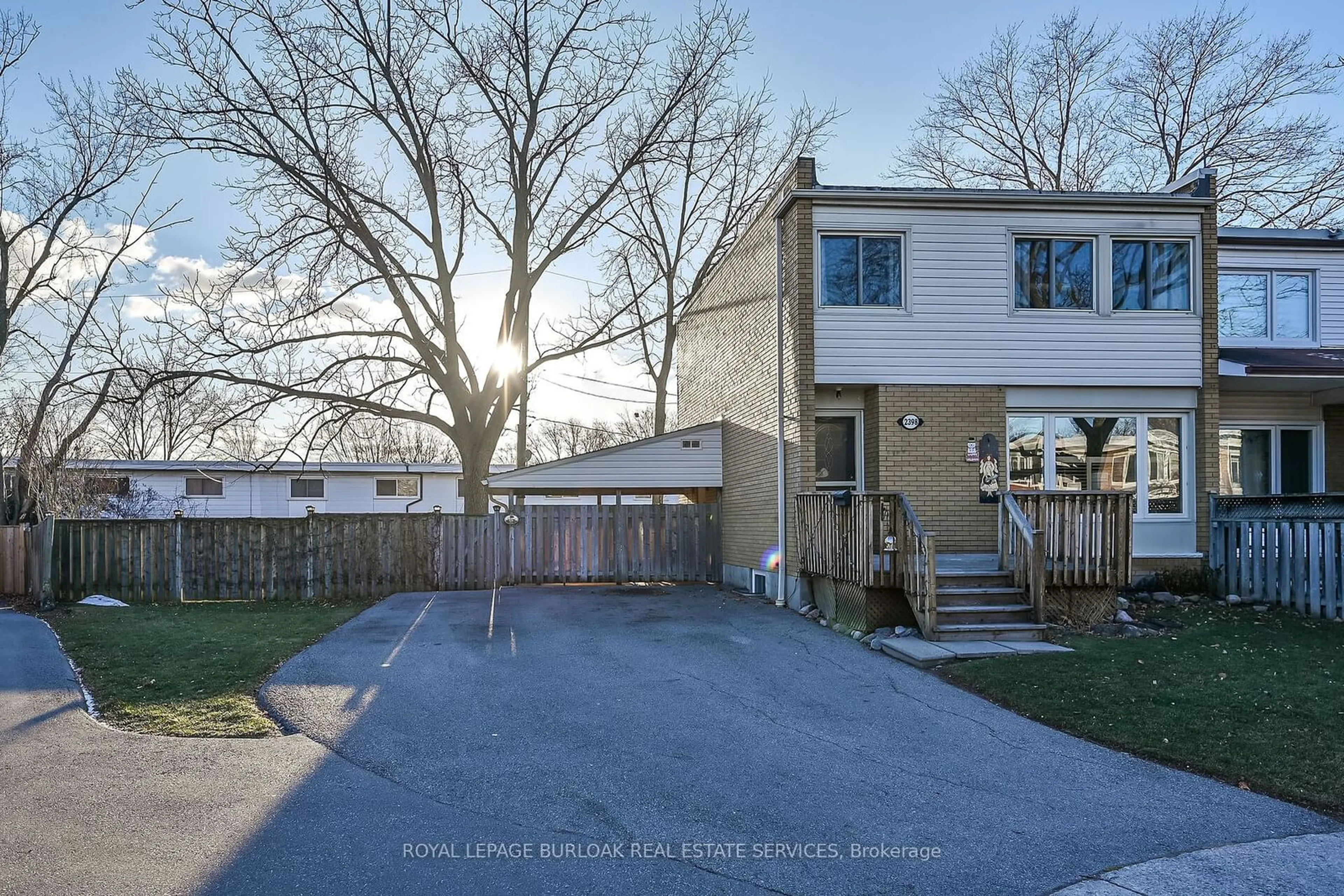 A pic from outside/outdoor area/front of a property/back of a property/a pic from drone, street for 2398 Maryvale Crt, Burlington Ontario L7P 2P2