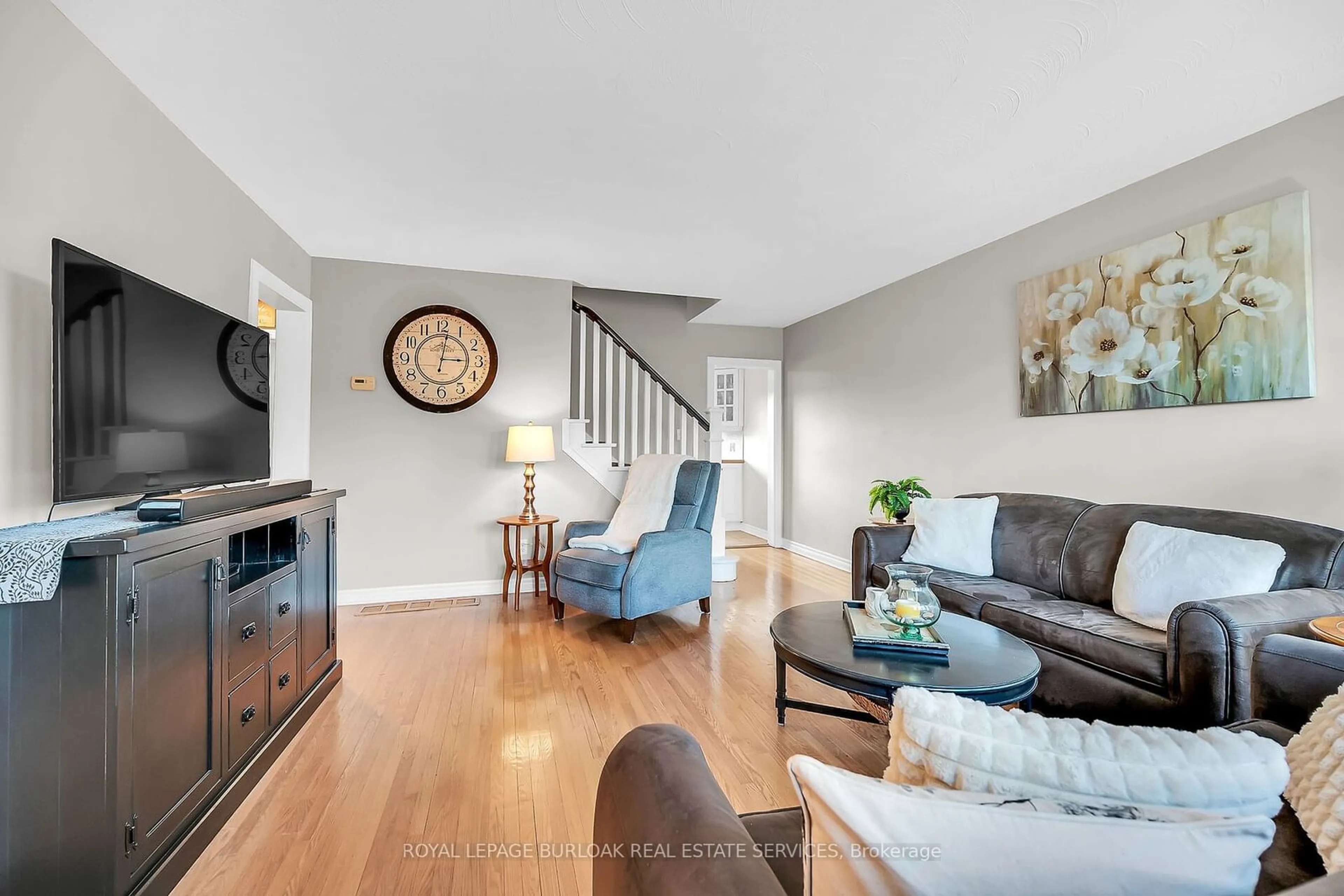 Living room with furniture, unknown for 2398 Maryvale Crt, Burlington Ontario L7P 2P2