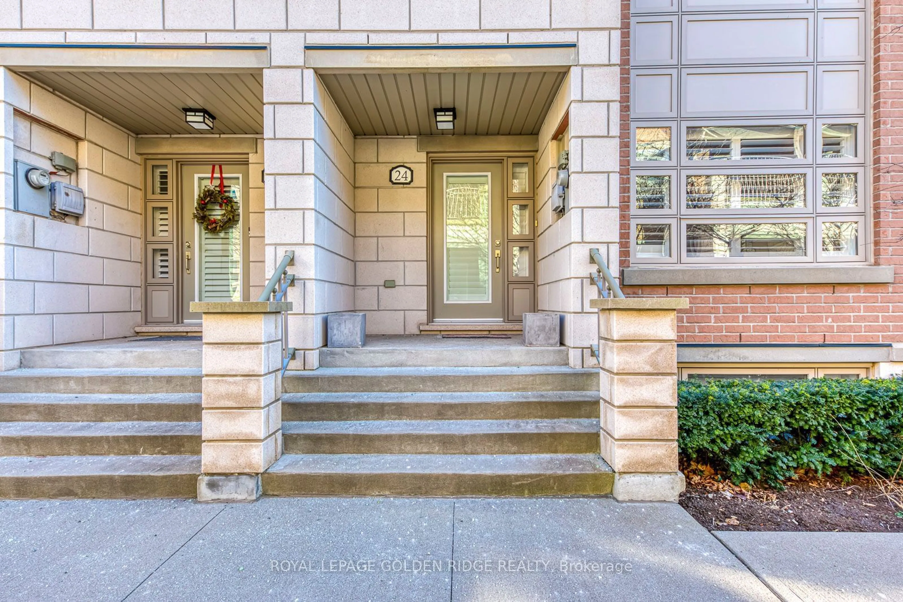 Indoor entryway for 2460 Prince Michael Dr #TH24, Oakville Ontario L6H 0G9