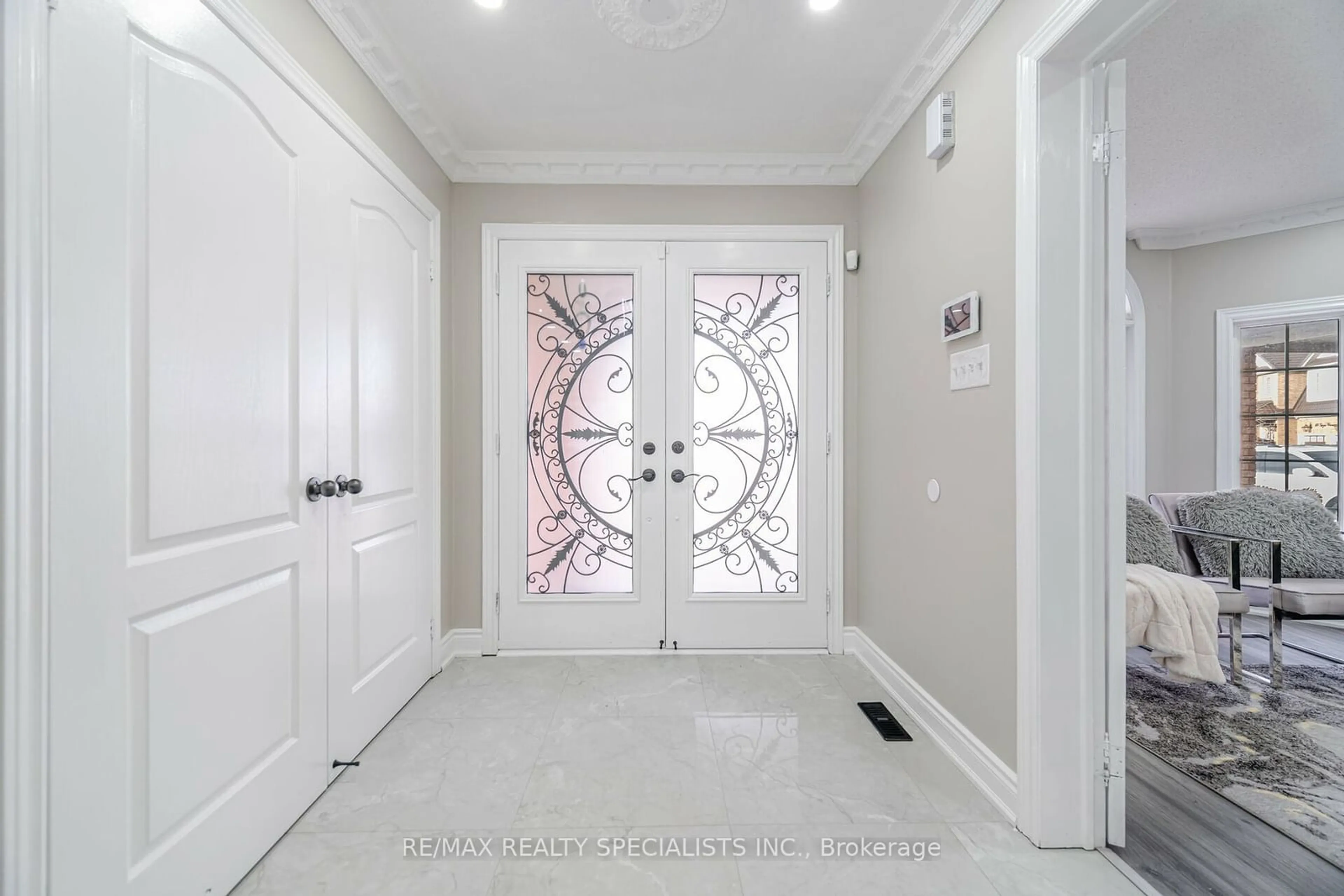 Indoor entryway for 32 Giza Cres, Brampton Ontario L6R 2R3