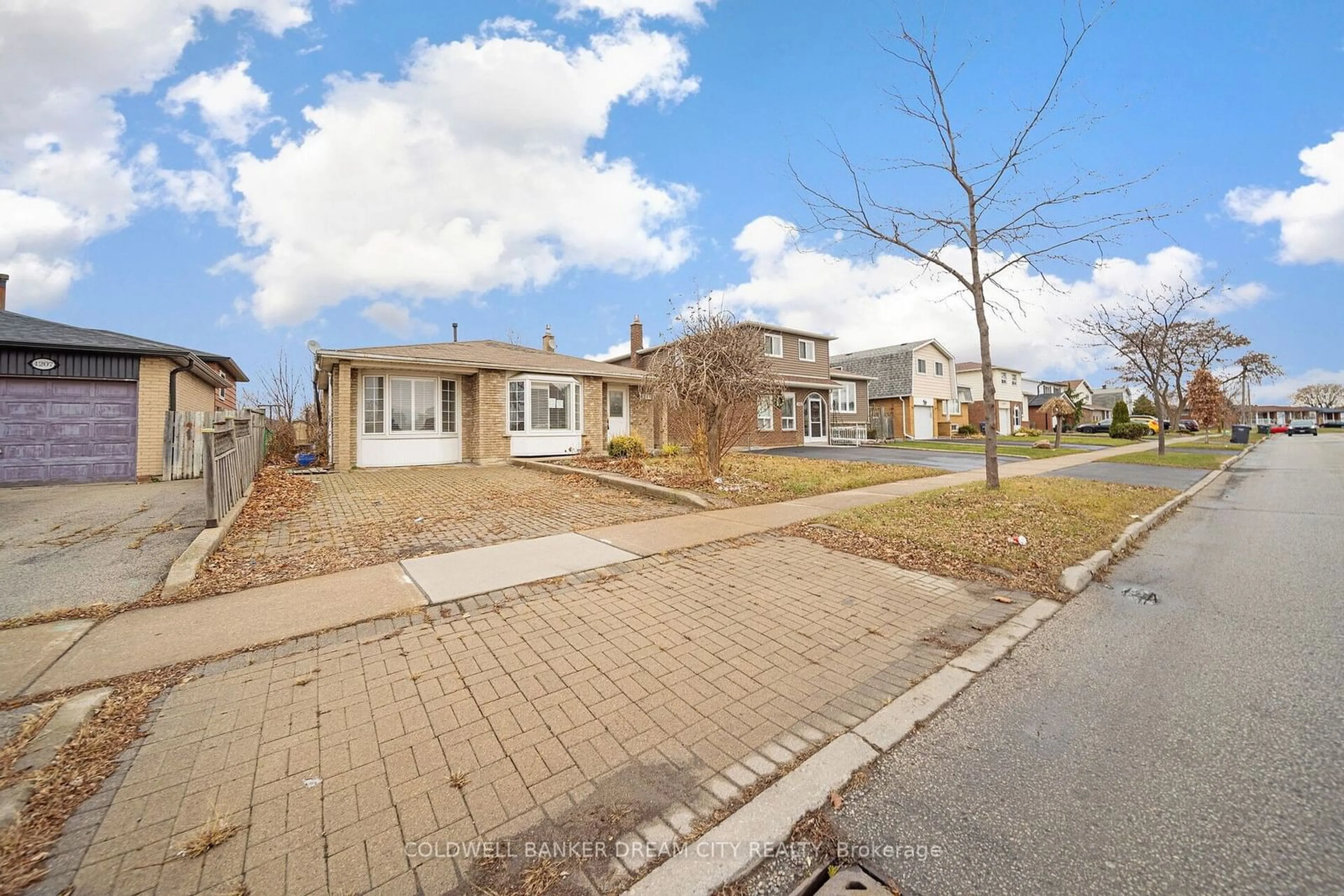 A pic from outside/outdoor area/front of a property/back of a property/a pic from drone, street for 4211 Brandon Gate Dr, Mississauga Ontario L4T 3K3