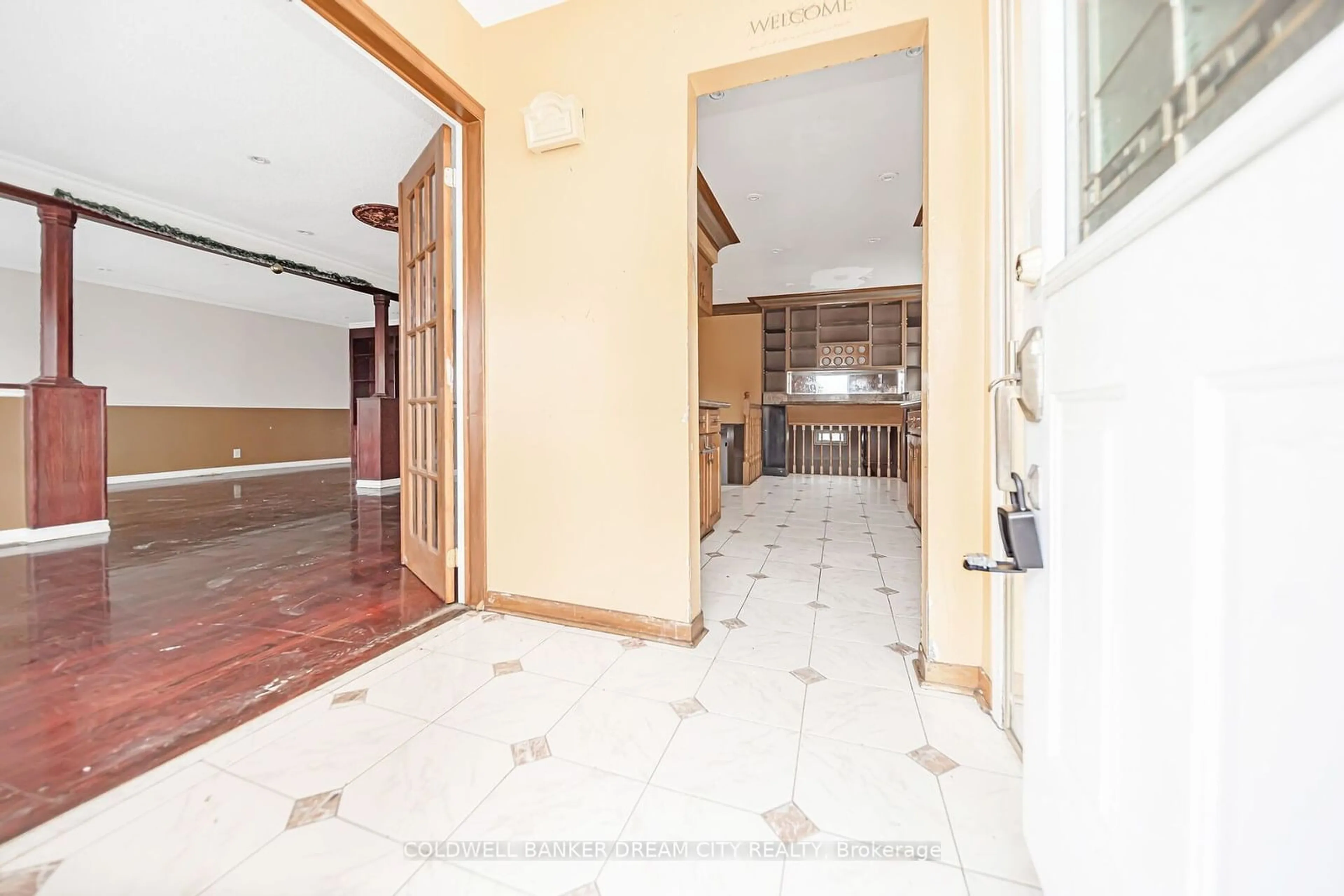 Indoor foyer for 4211 Brandon Gate Dr, Mississauga Ontario L4T 3K3