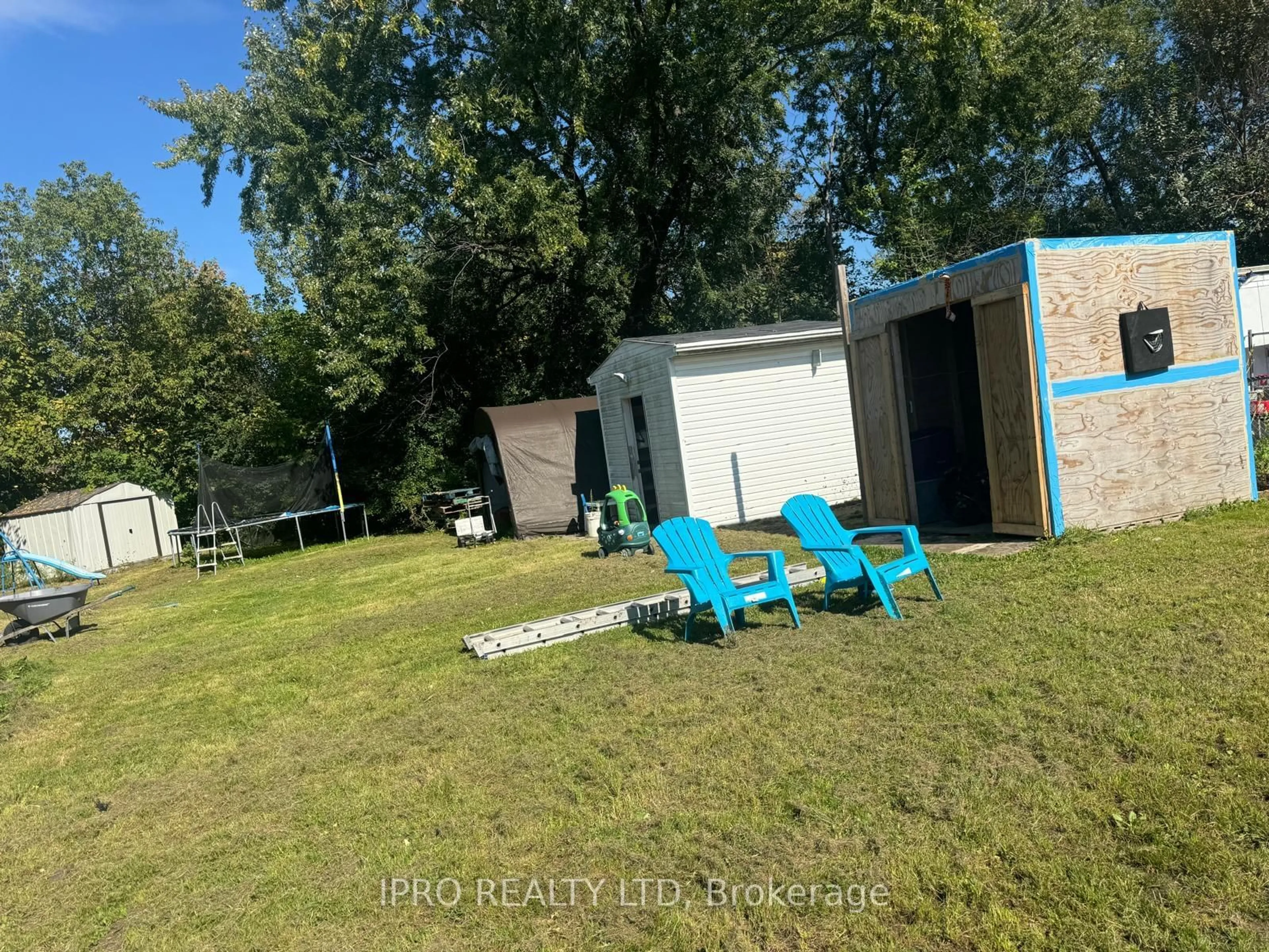 A pic from outside/outdoor area/front of a property/back of a property/a pic from drone, forest/trees view for 37 HATFIELD Cres, Toronto Ontario M9W 3R7