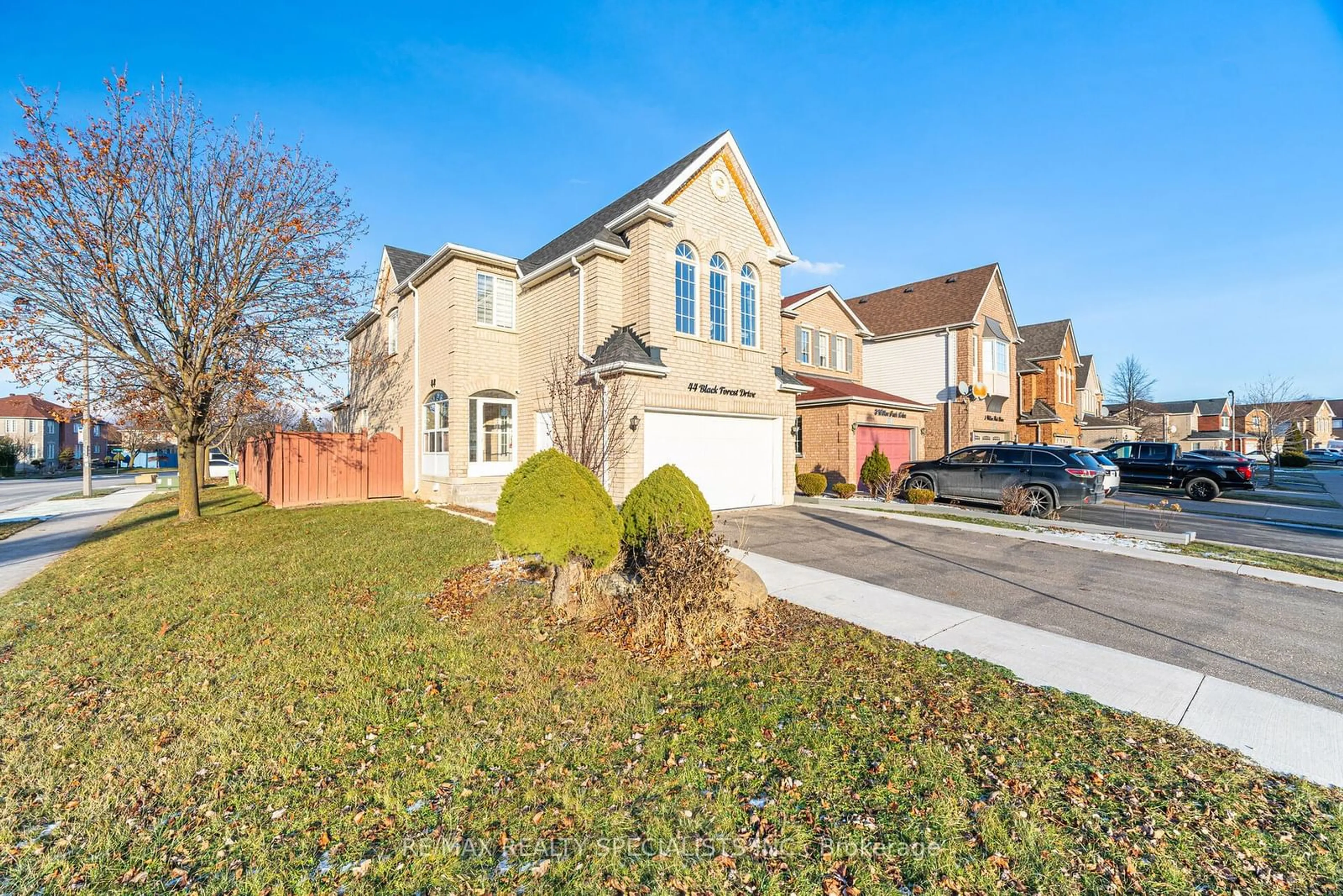 A pic from outside/outdoor area/front of a property/back of a property/a pic from drone, street for 44 Black Forest Dr, Brampton Ontario L6R 2M9