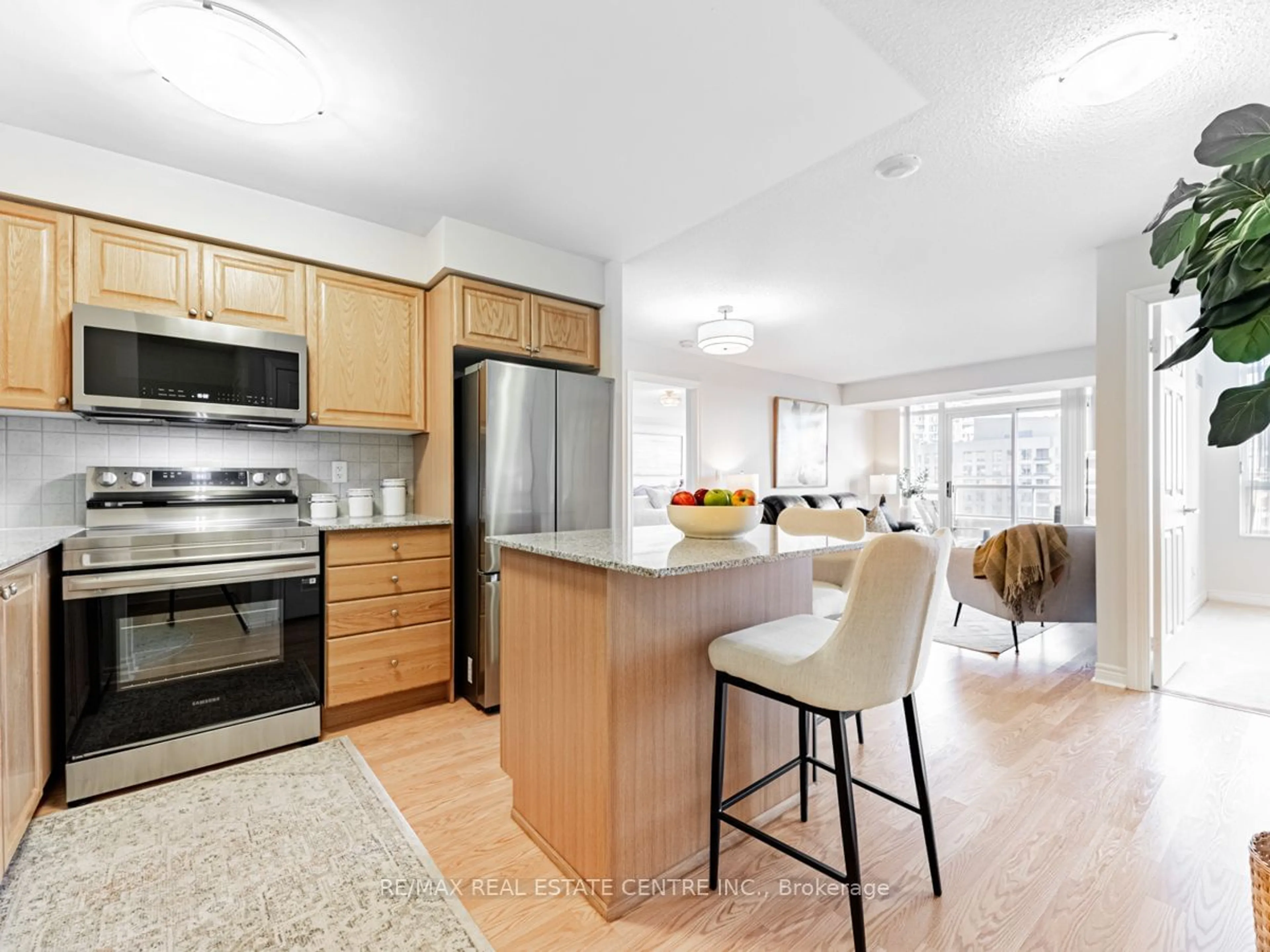 Open concept kitchen, unknown for 310 Burnhamthorpe Rd #3010, Mississauga Ontario L5B 4P9