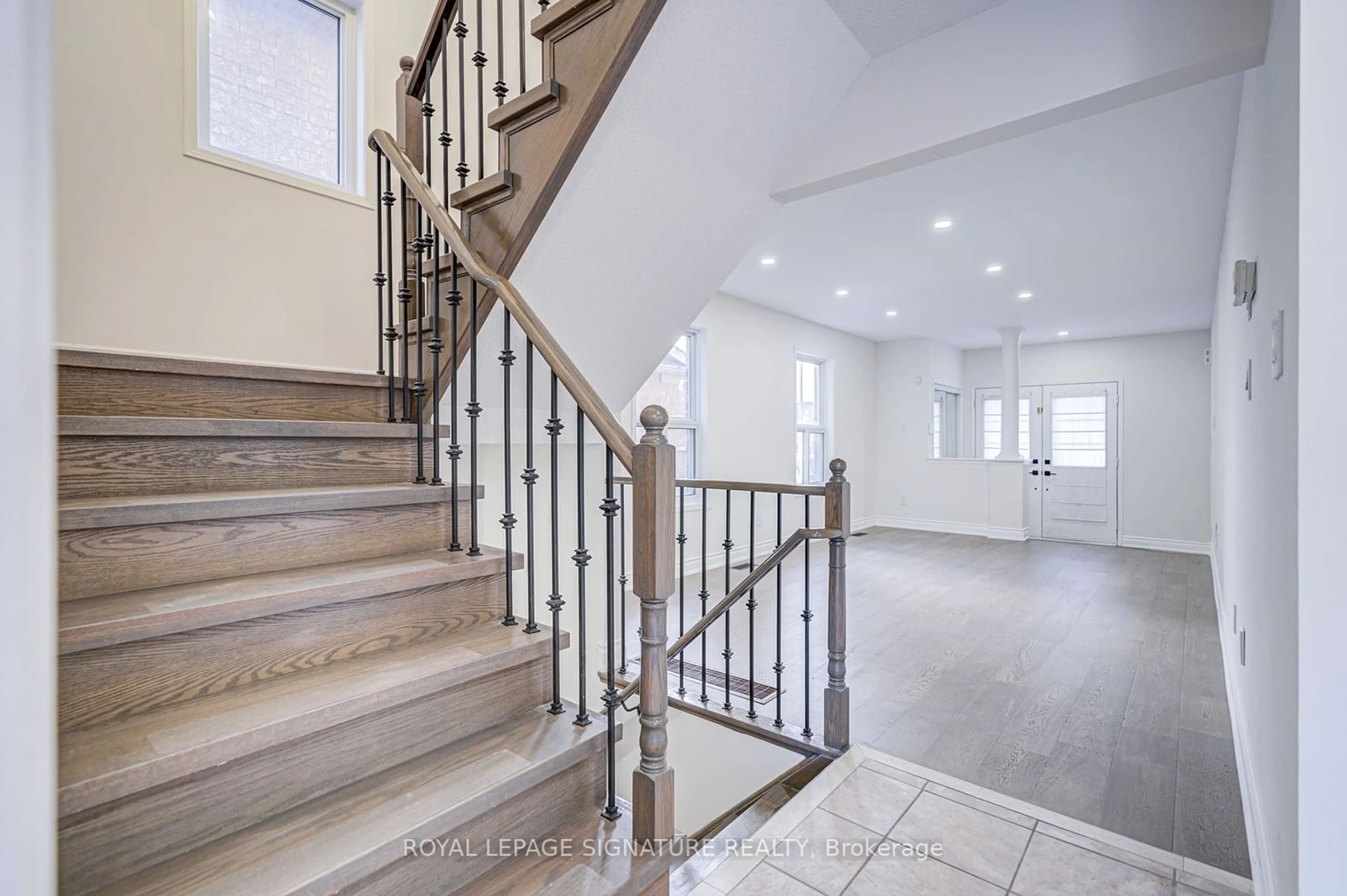 Stairs for 2302 Seton Cres, Burlington Ontario L7L 6Y7