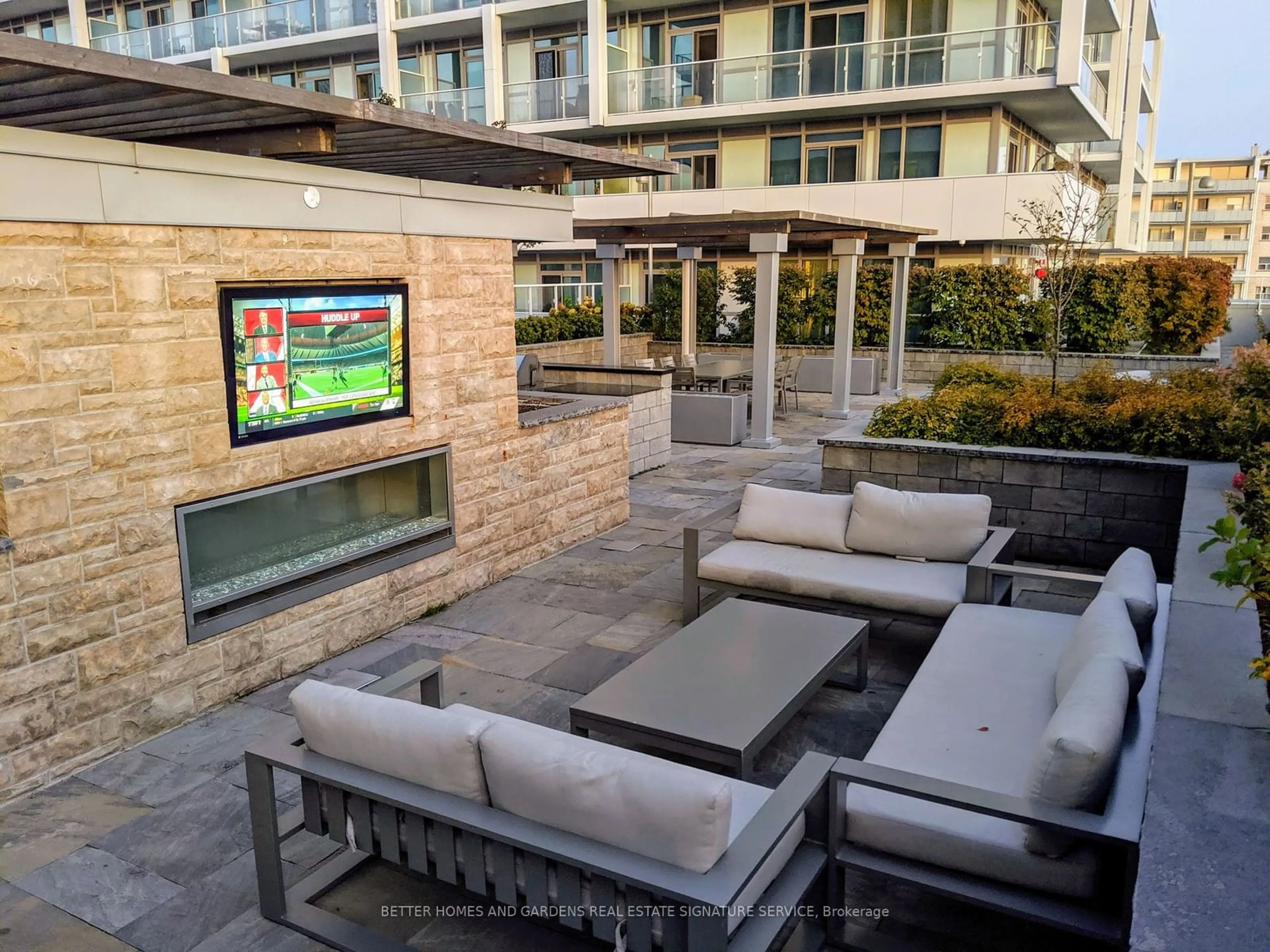 Patio, unknown for 55 Speers Rd #1013, Oakville Ontario L6K 0H9