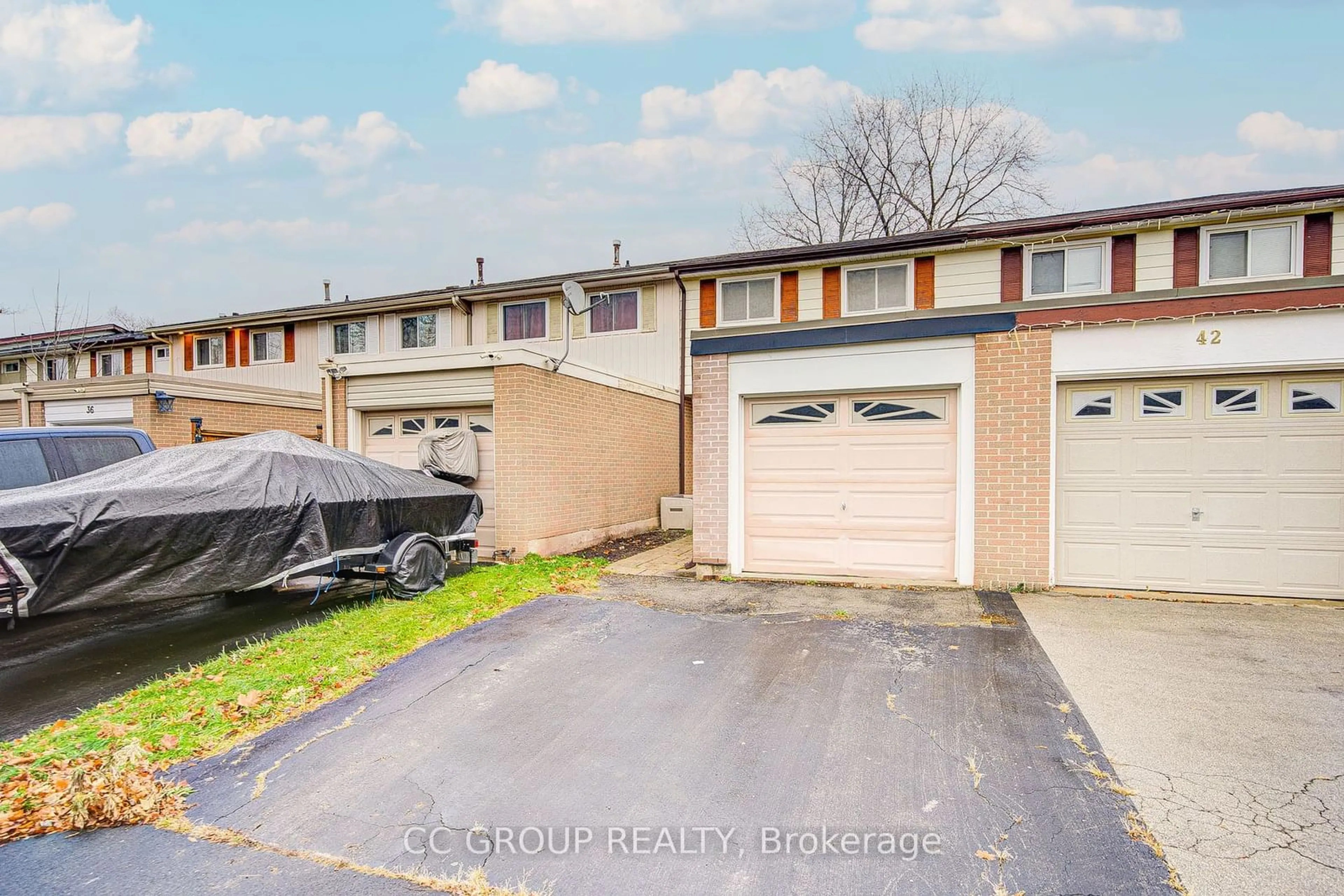 A pic from outside/outdoor area/front of a property/back of a property/a pic from drone, street for 40 Onslow Crt, Oakville Ontario L6H 1J2