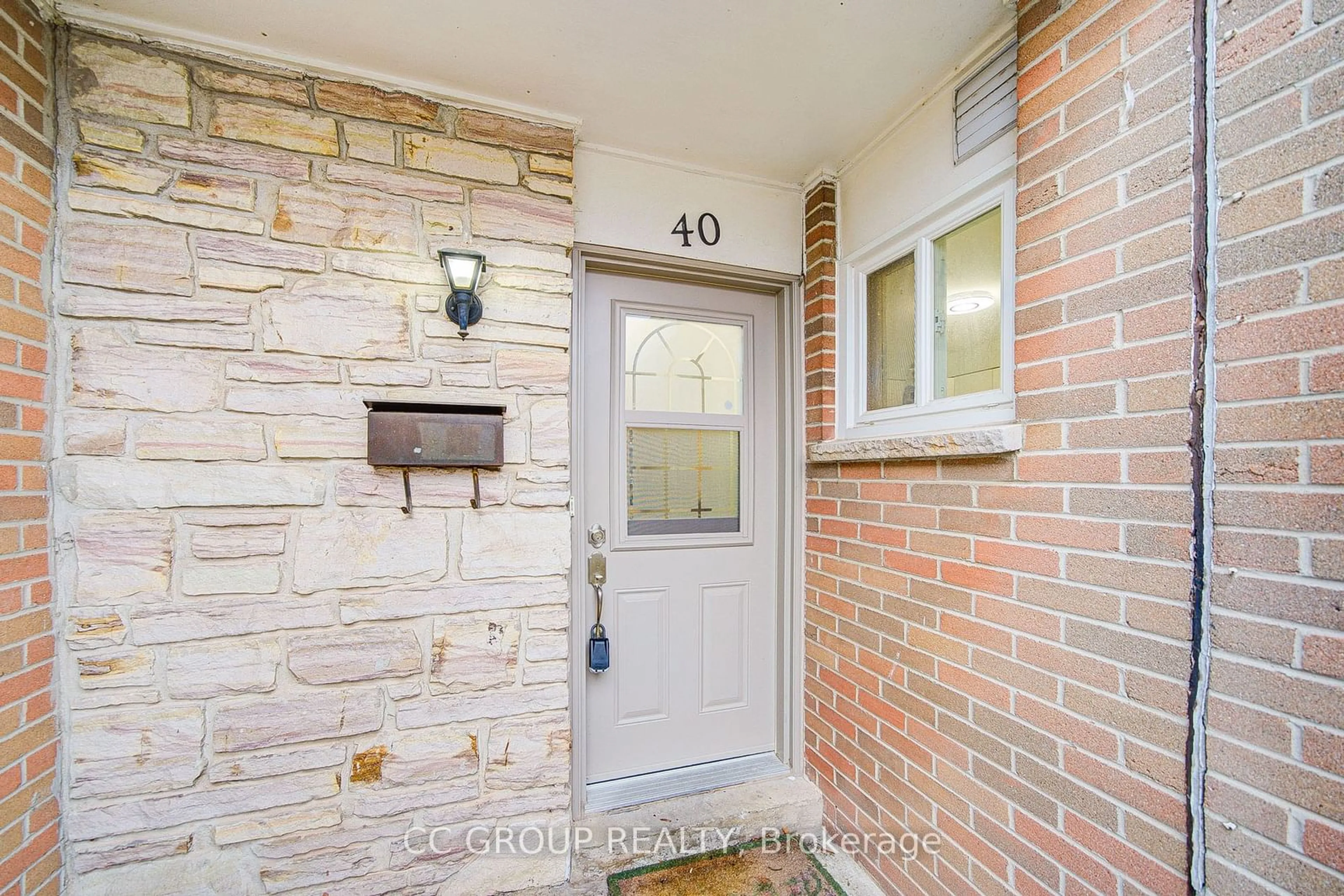 Indoor entryway for 40 Onslow Crt, Oakville Ontario L6H 1J2