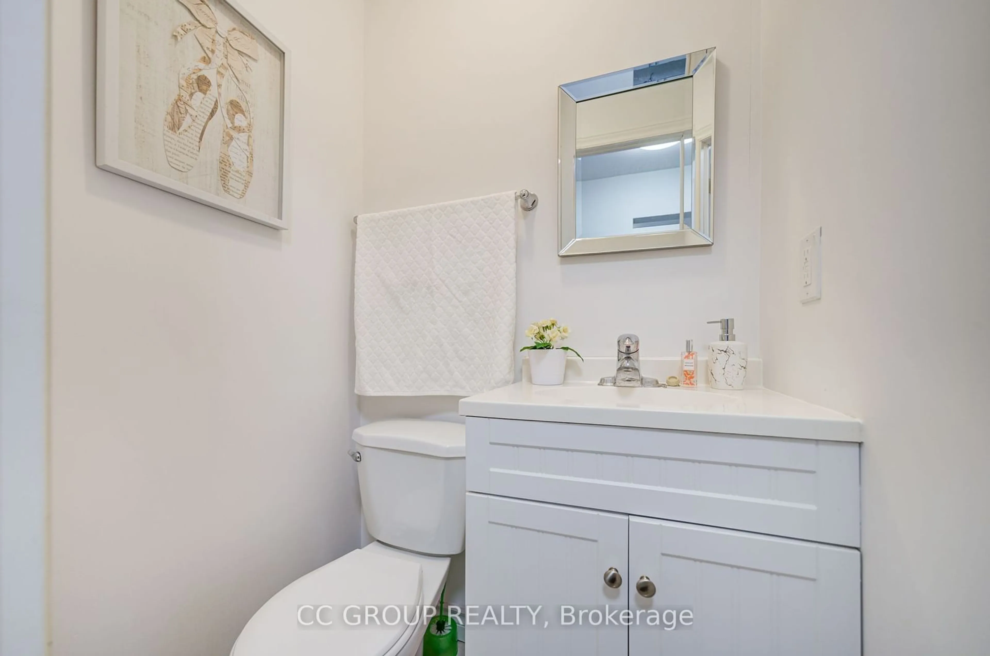 Standard bathroom, ceramic/tile floor for 40 Onslow Crt, Oakville Ontario L6H 1J2