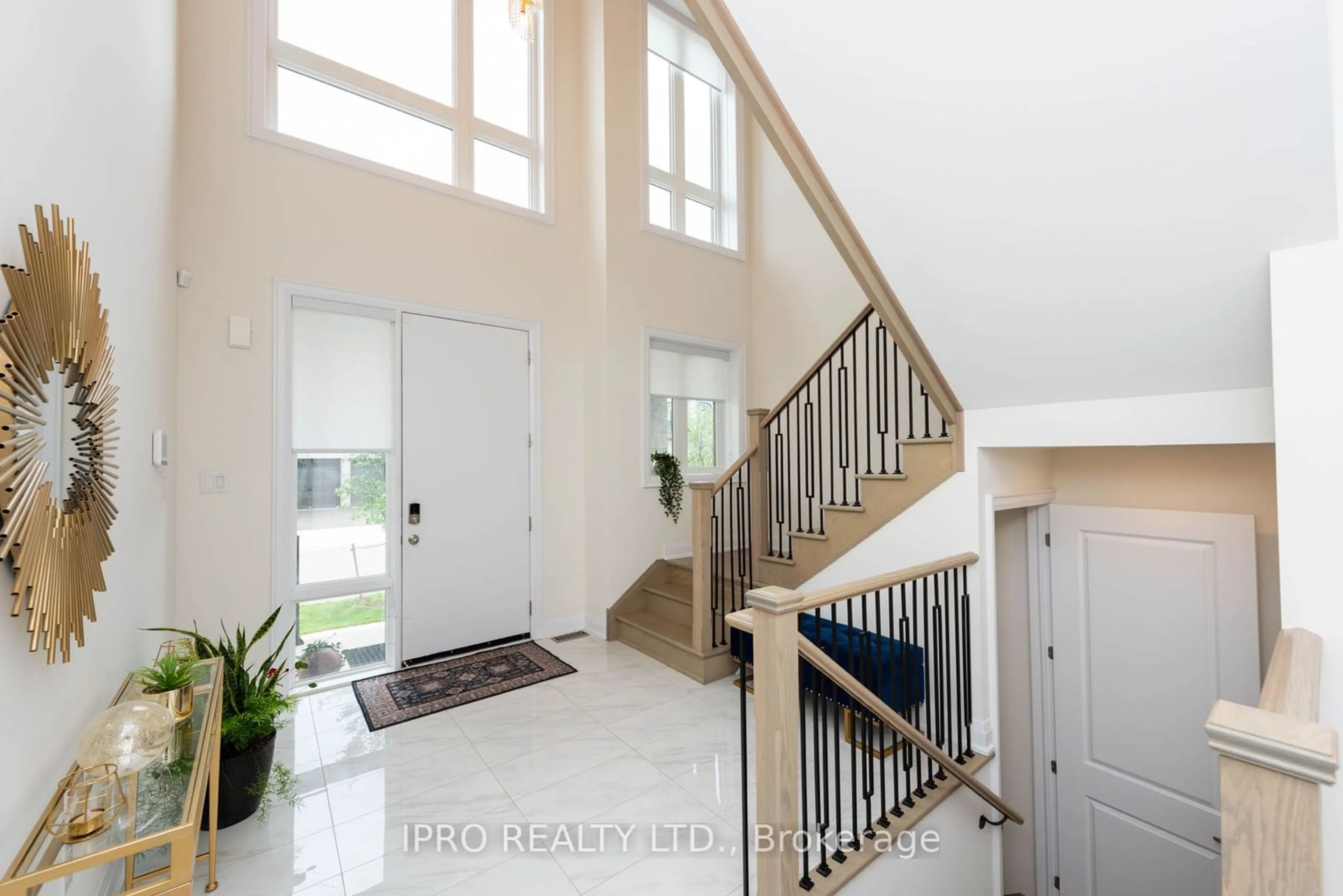 Indoor foyer for 2437 Irene Cres, Oakville Ontario L6M 5M2