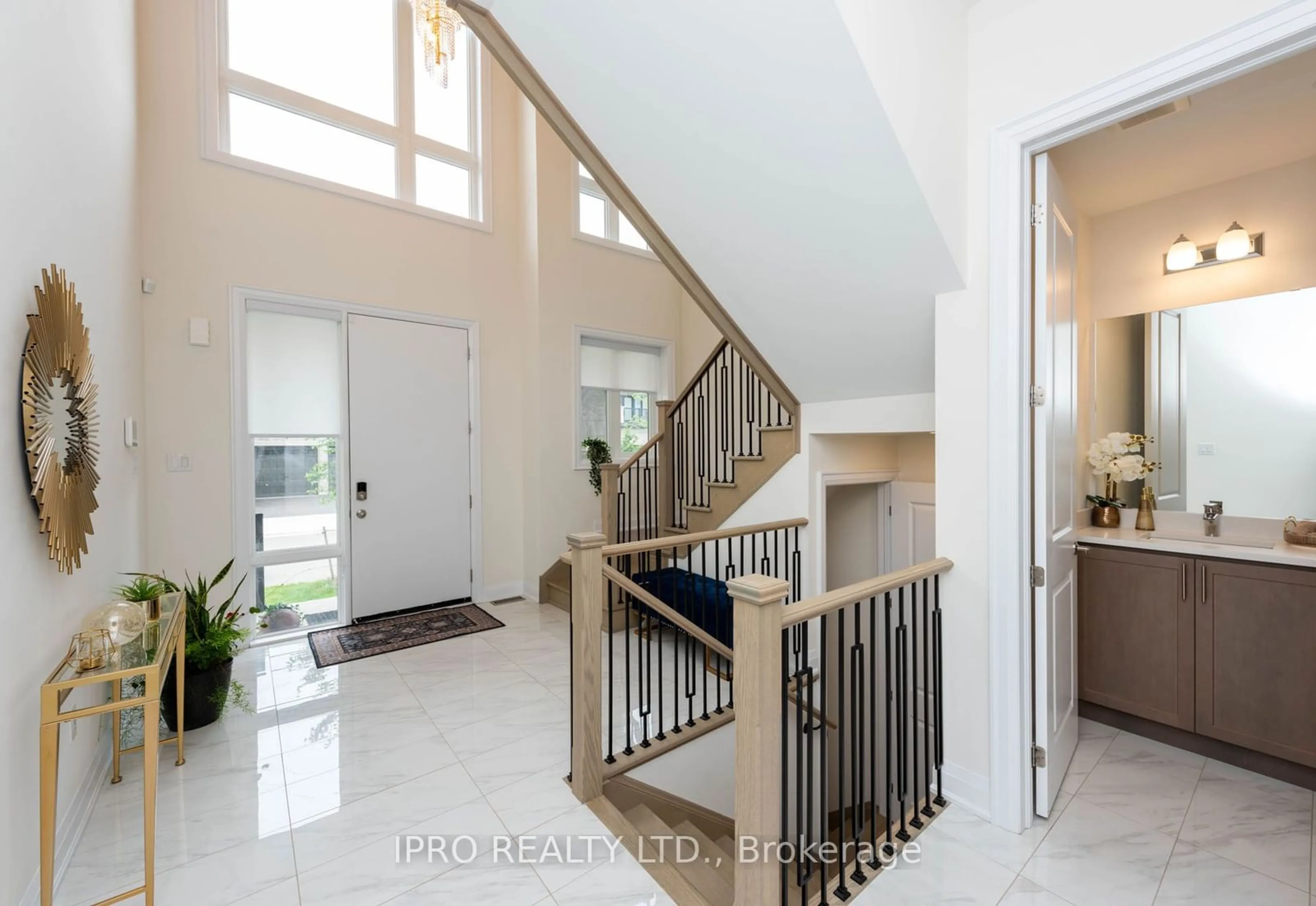 Indoor foyer for 2437 Irene Cres, Oakville Ontario L6M 5M2