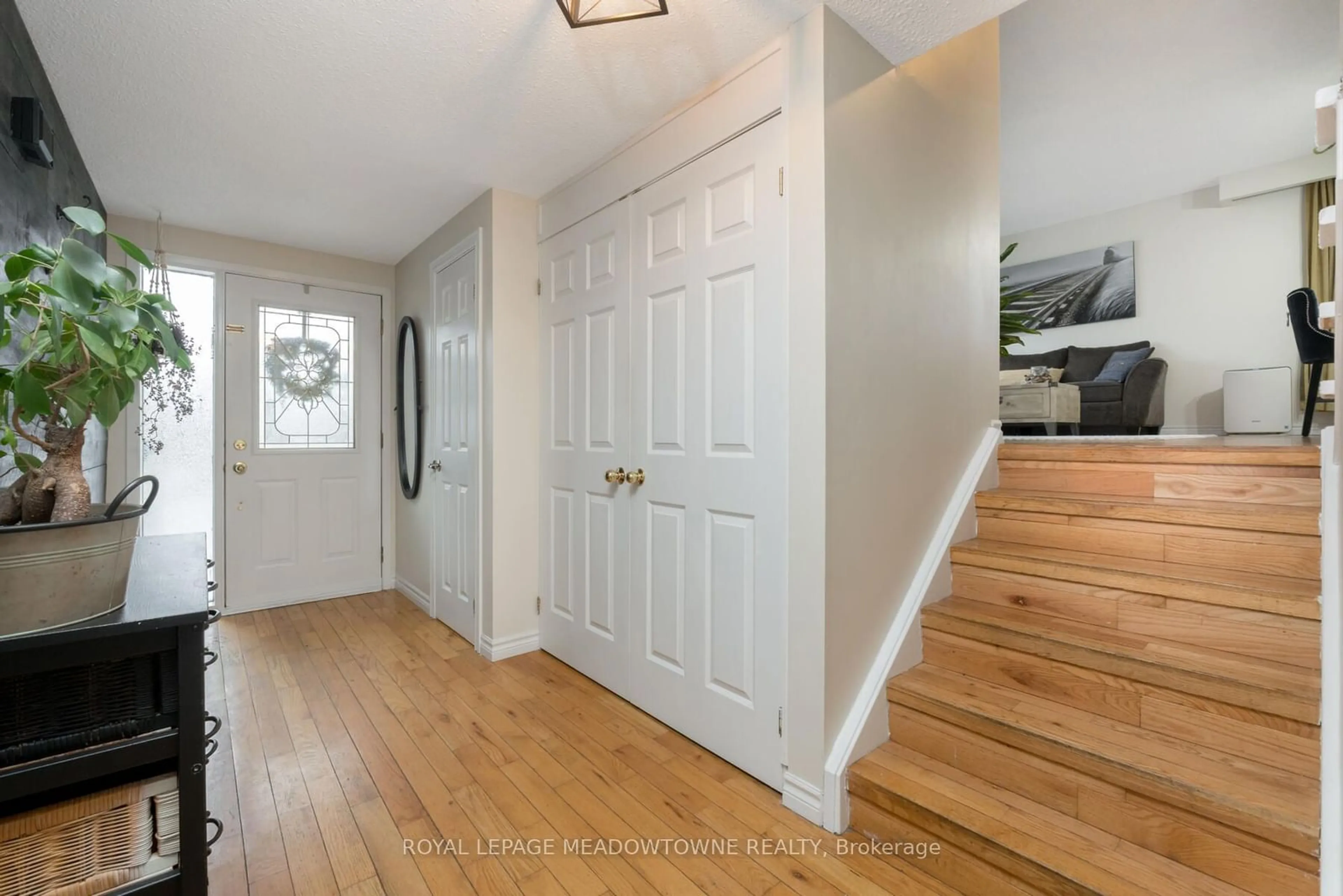 Indoor entryway for 11 Wright Ave, Halton Hills Ontario L7J 2T7