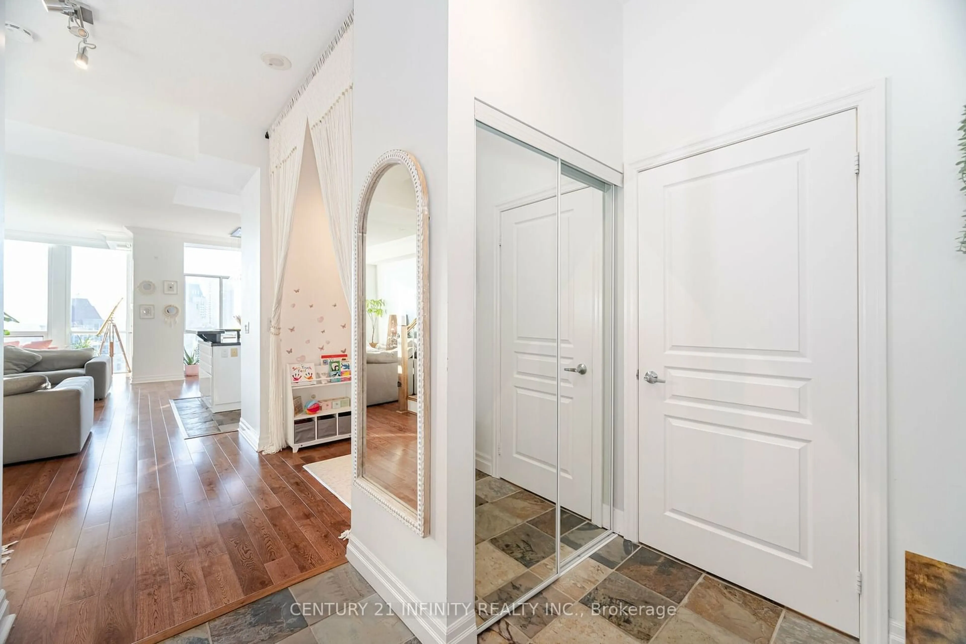 Indoor entryway for 3939 Duke Of York Blvd #PH01, Mississauga Ontario L5B 4N2