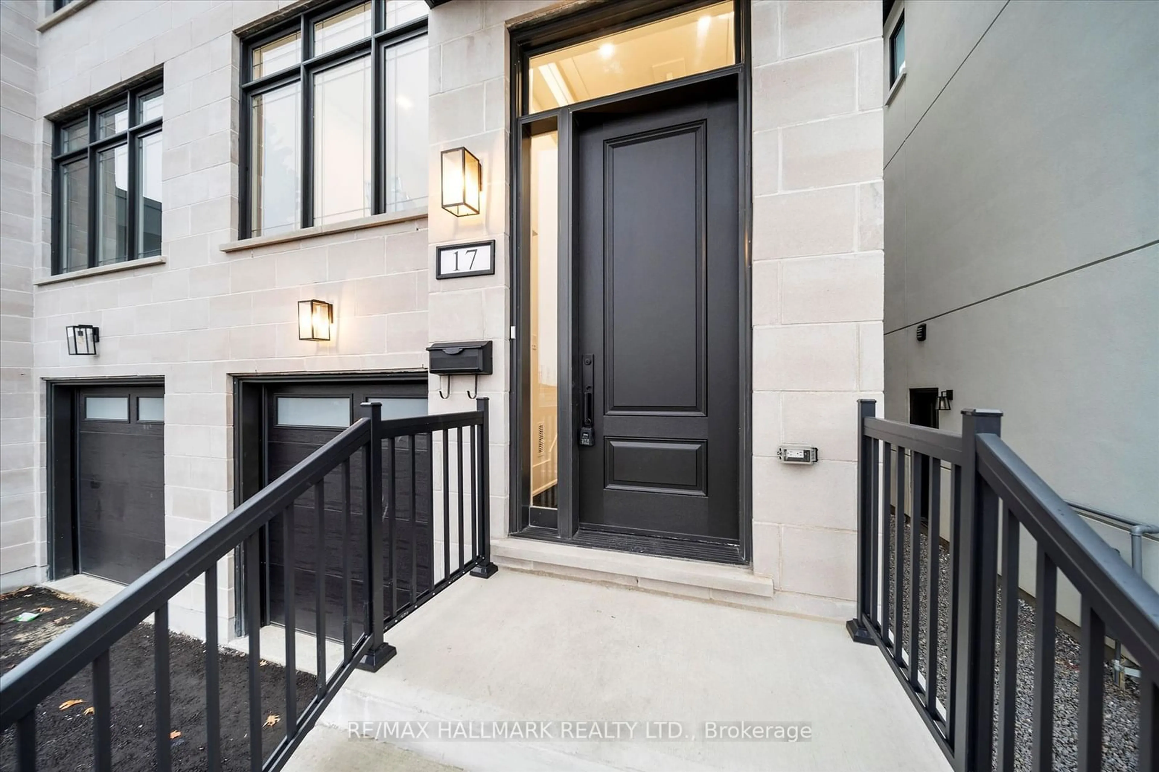 Indoor entryway for 17 Antonio Crt, Toronto Ontario M9L 2J7