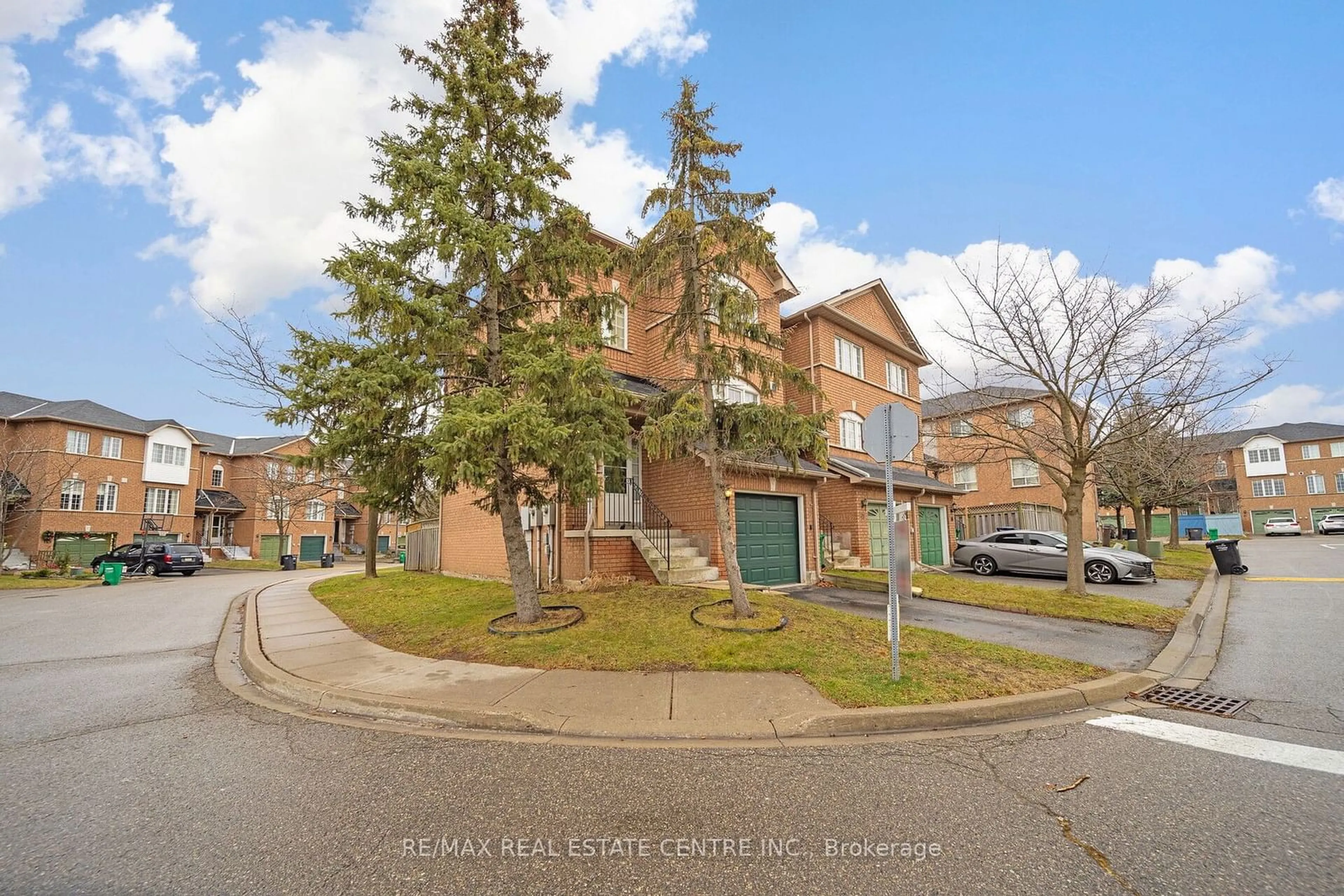 A pic from outside/outdoor area/front of a property/back of a property/a pic from drone, street for 65 Brickyard Way #64, Brampton Ontario L6V 4M2