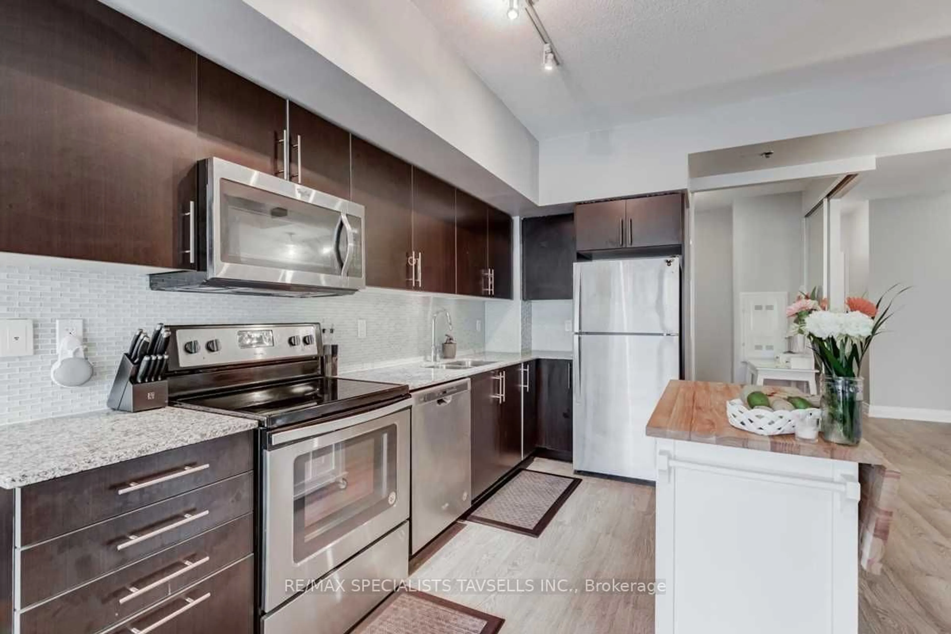 Standard kitchen, unknown for 55 Speers Rd #204, Oakville Ontario L6K 0H9