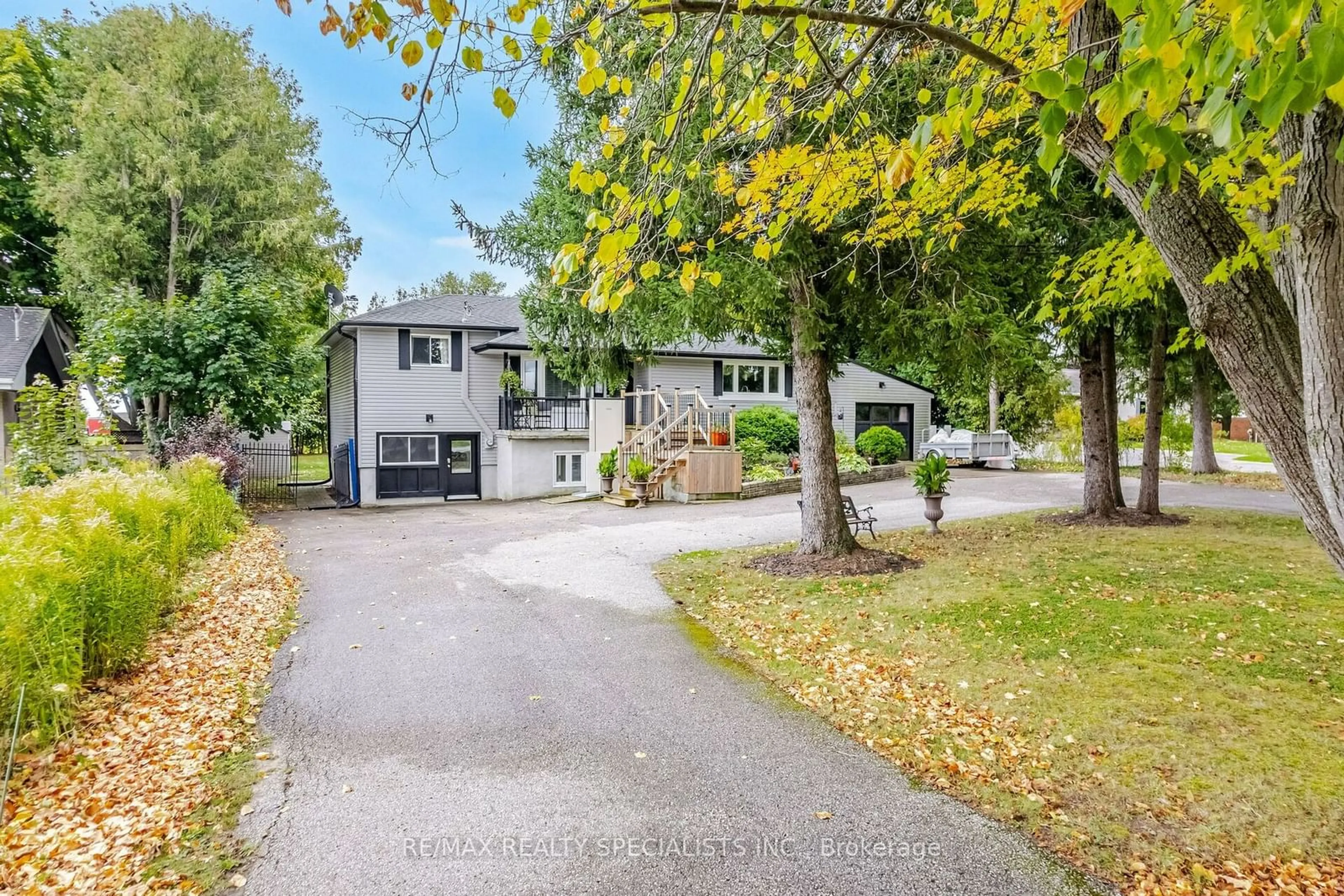 A pic from outside/outdoor area/front of a property/back of a property/a pic from drone, street for 12614 22 Sdrd, Halton Hills Ontario L7G 4S4