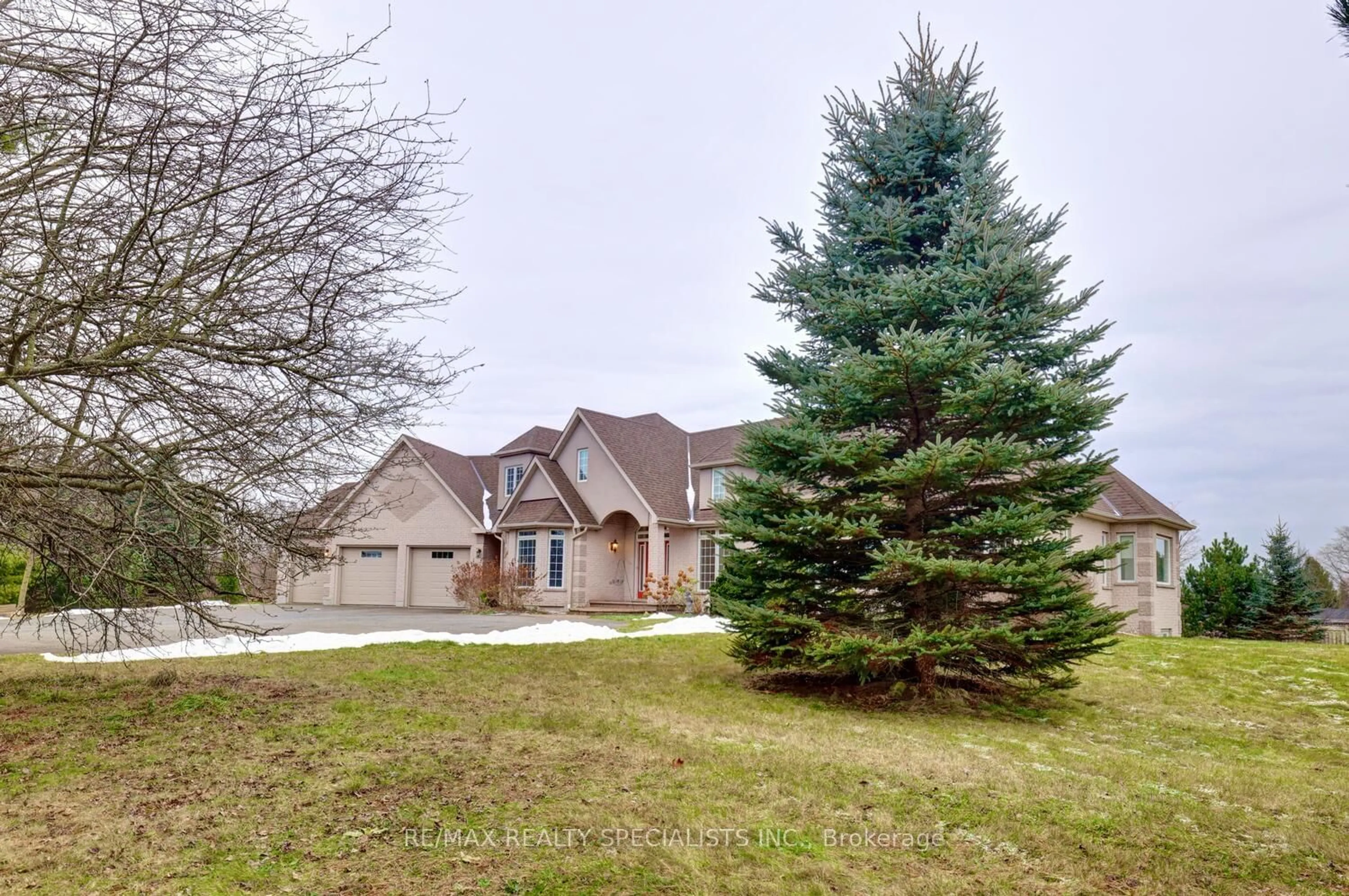 A pic from outside/outdoor area/front of a property/back of a property/a pic from drone, street for 7 Deer Run Cres, Halton Hills Ontario L7J 2L7