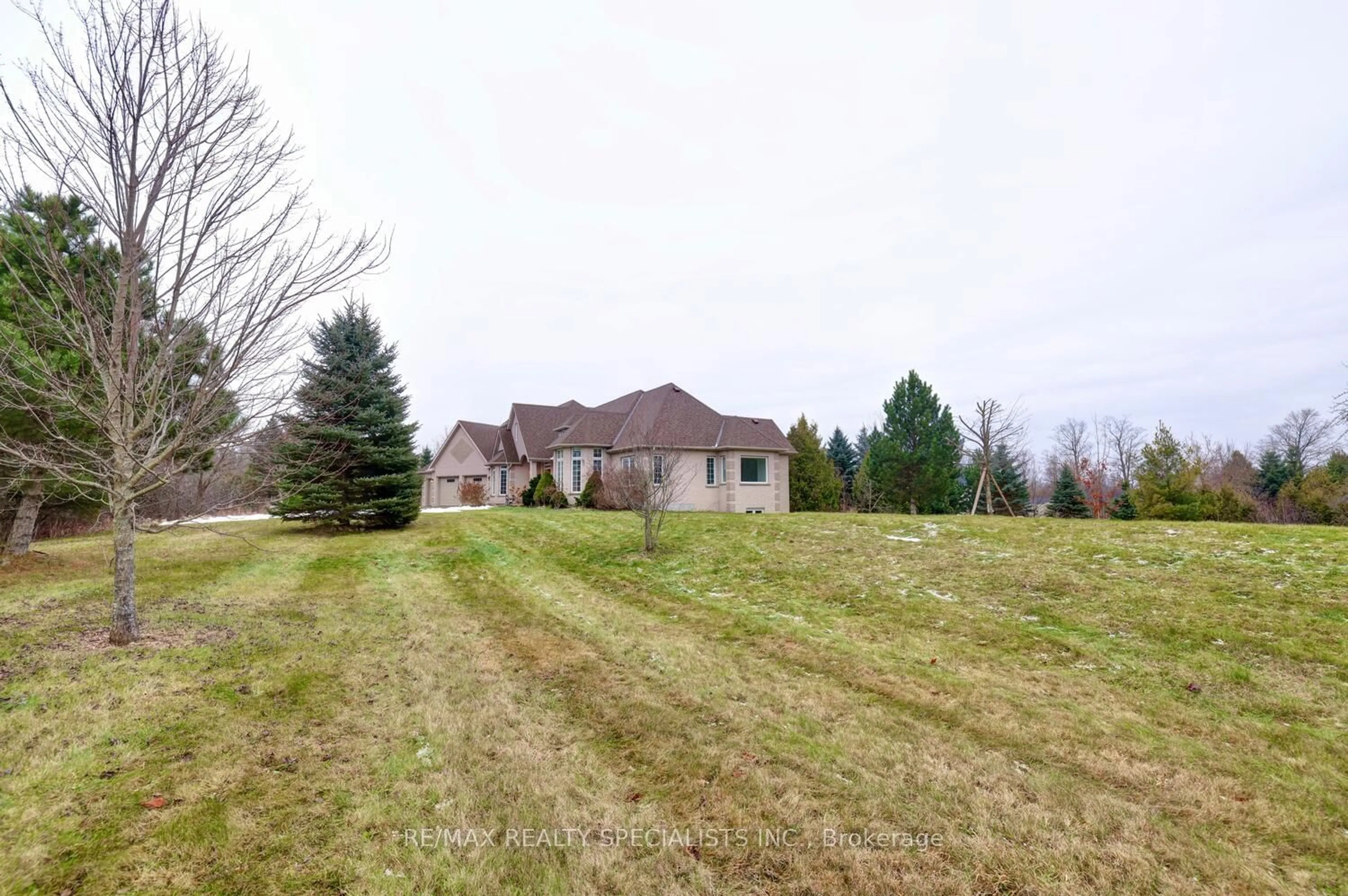 A pic from outside/outdoor area/front of a property/back of a property/a pic from drone, unknown for 7 Deer Run Cres, Halton Hills Ontario L7J 2L7