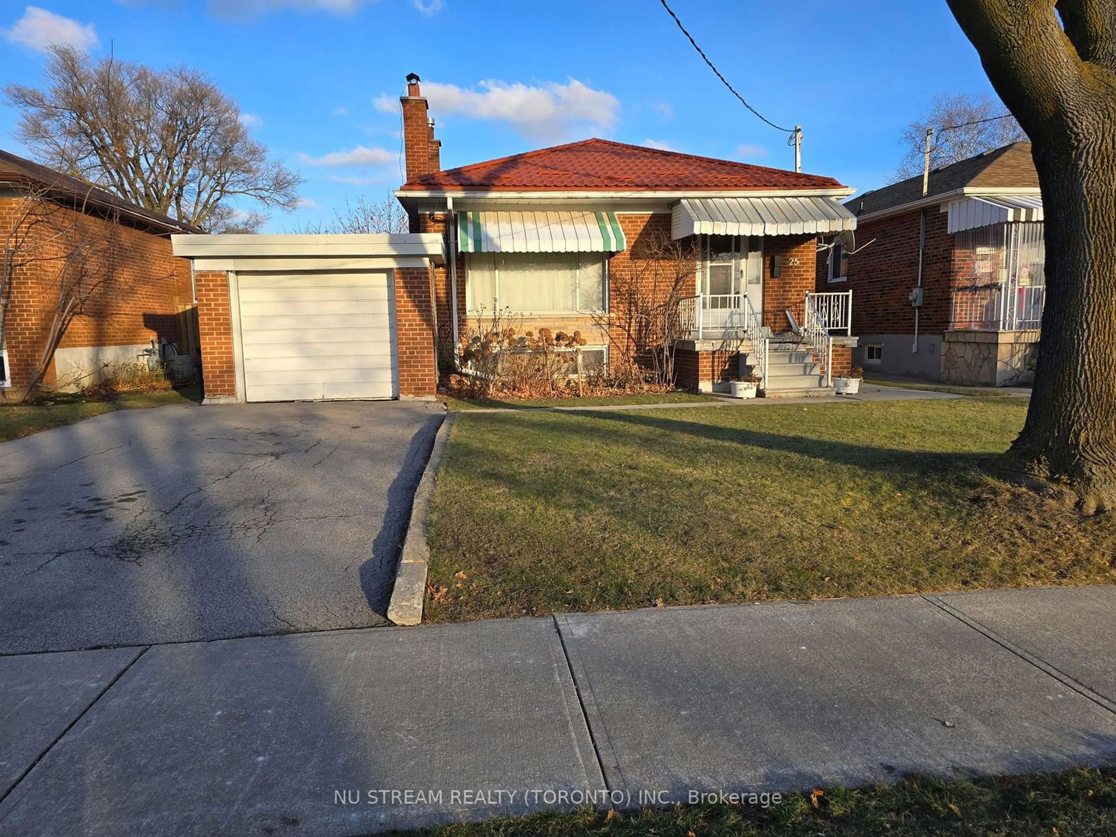 A pic from outside/outdoor area/front of a property/back of a property/a pic from drone, street for 25 HEATHERGLEN Rd, Toronto Ontario M9W 4P9