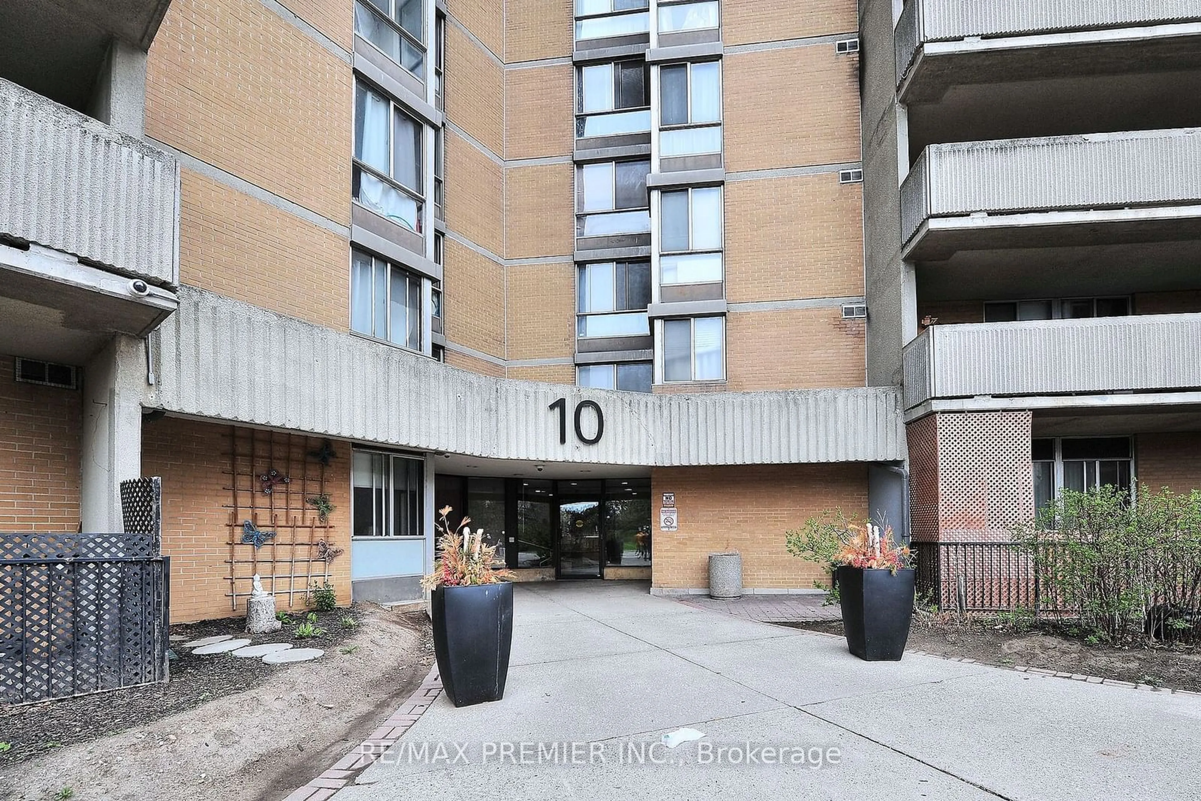 Indoor foyer for 10 Martha Eaton Way #1901, Toronto Ontario M6M 5B3