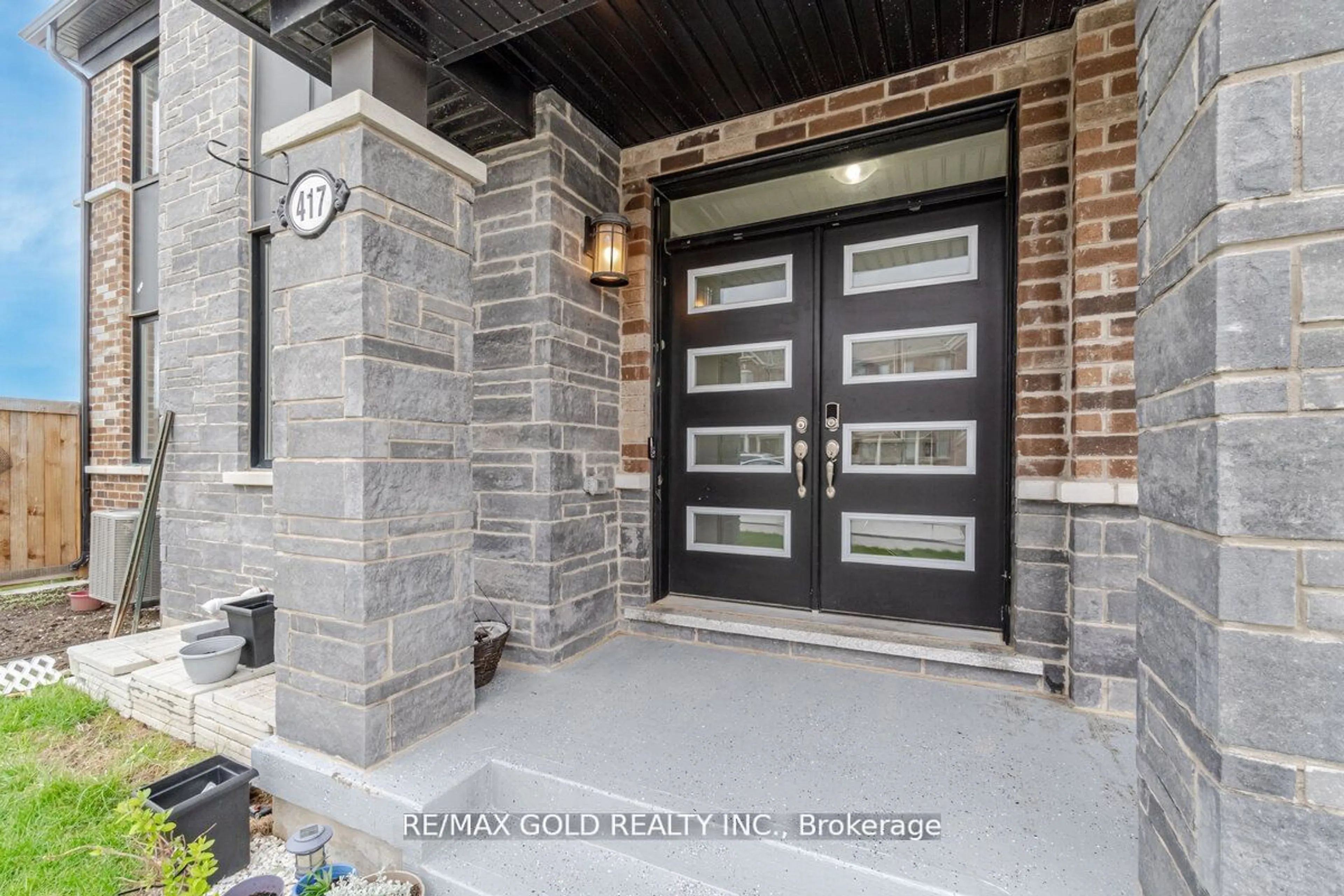 Indoor entryway for 417 Remembrance Rd, Brampton Ontario L7A 5G2