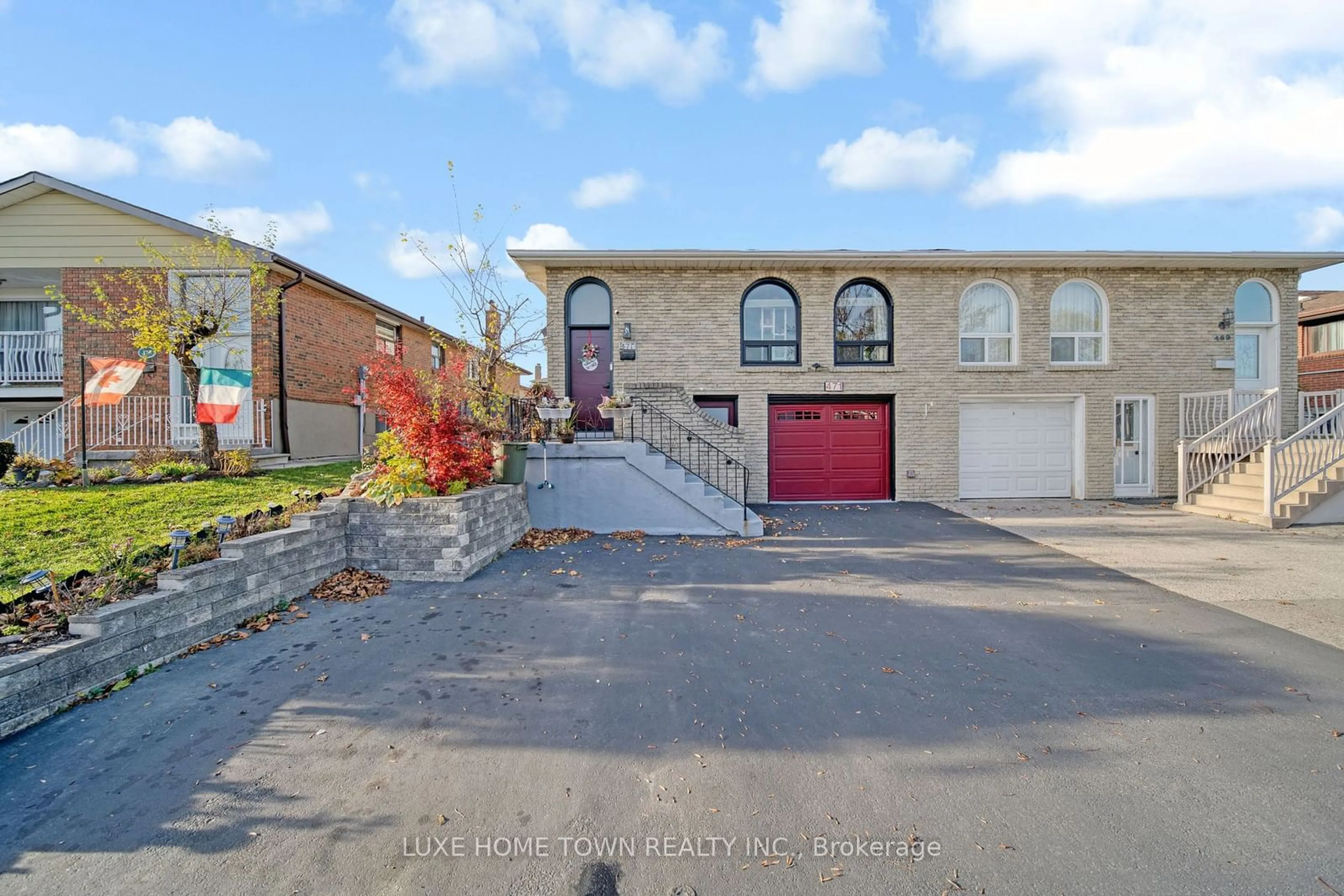 A pic from outside/outdoor area/front of a property/back of a property/a pic from drone, street for 471 Appledore Cres, Mississauga Ontario L5B 2L5