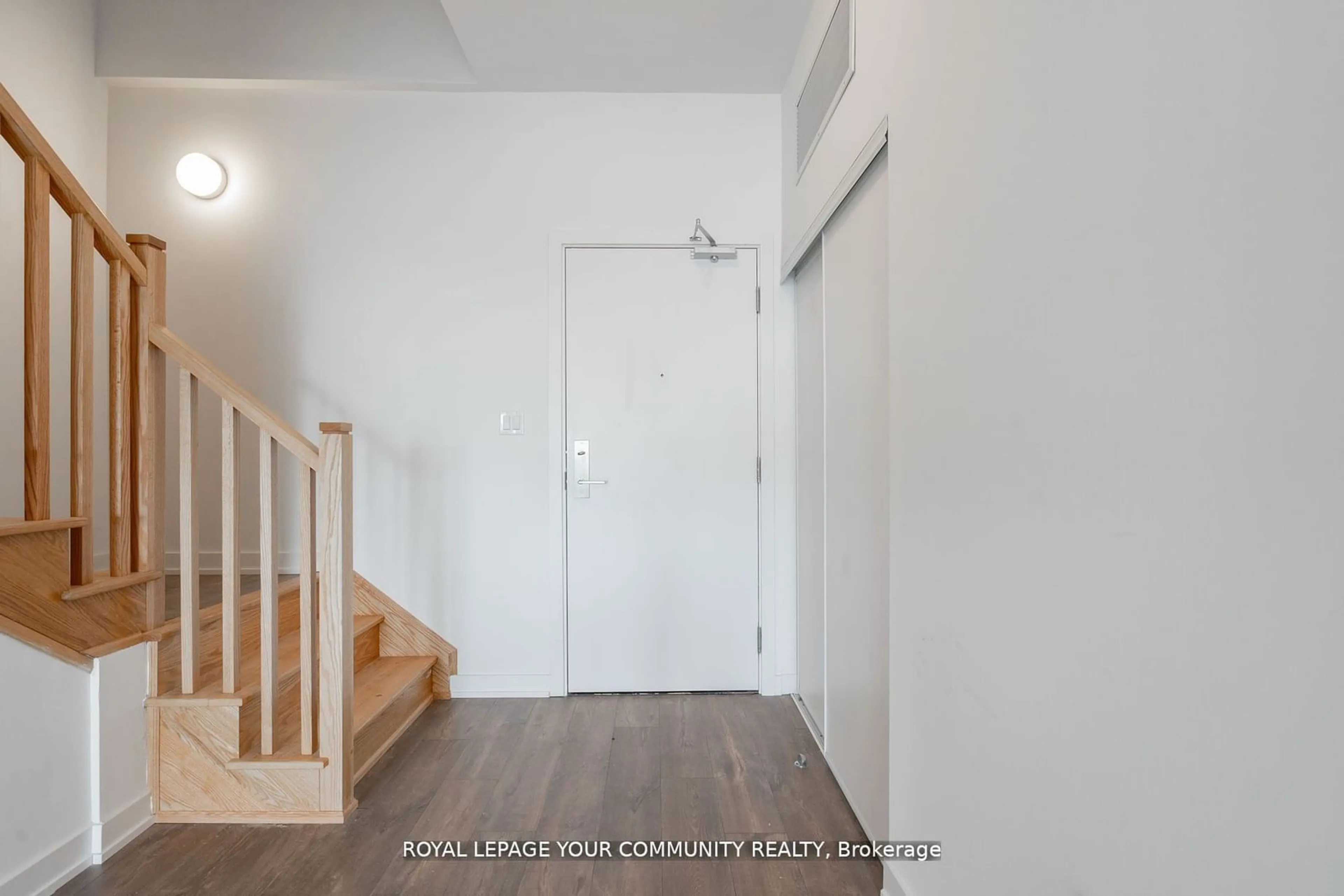 Indoor entryway for 2433 Dufferin St #803, Toronto Ontario M6E 0B4