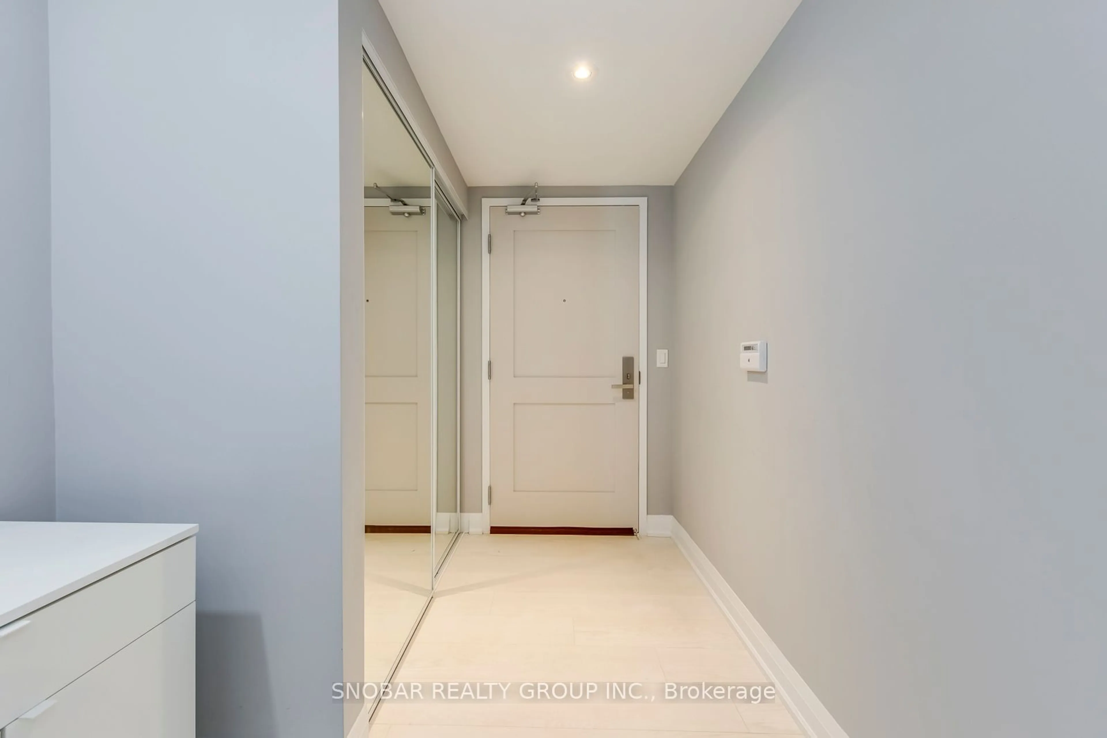 Indoor foyer for 26 Gibbs Rd #445, Toronto Ontario M9B 0E3