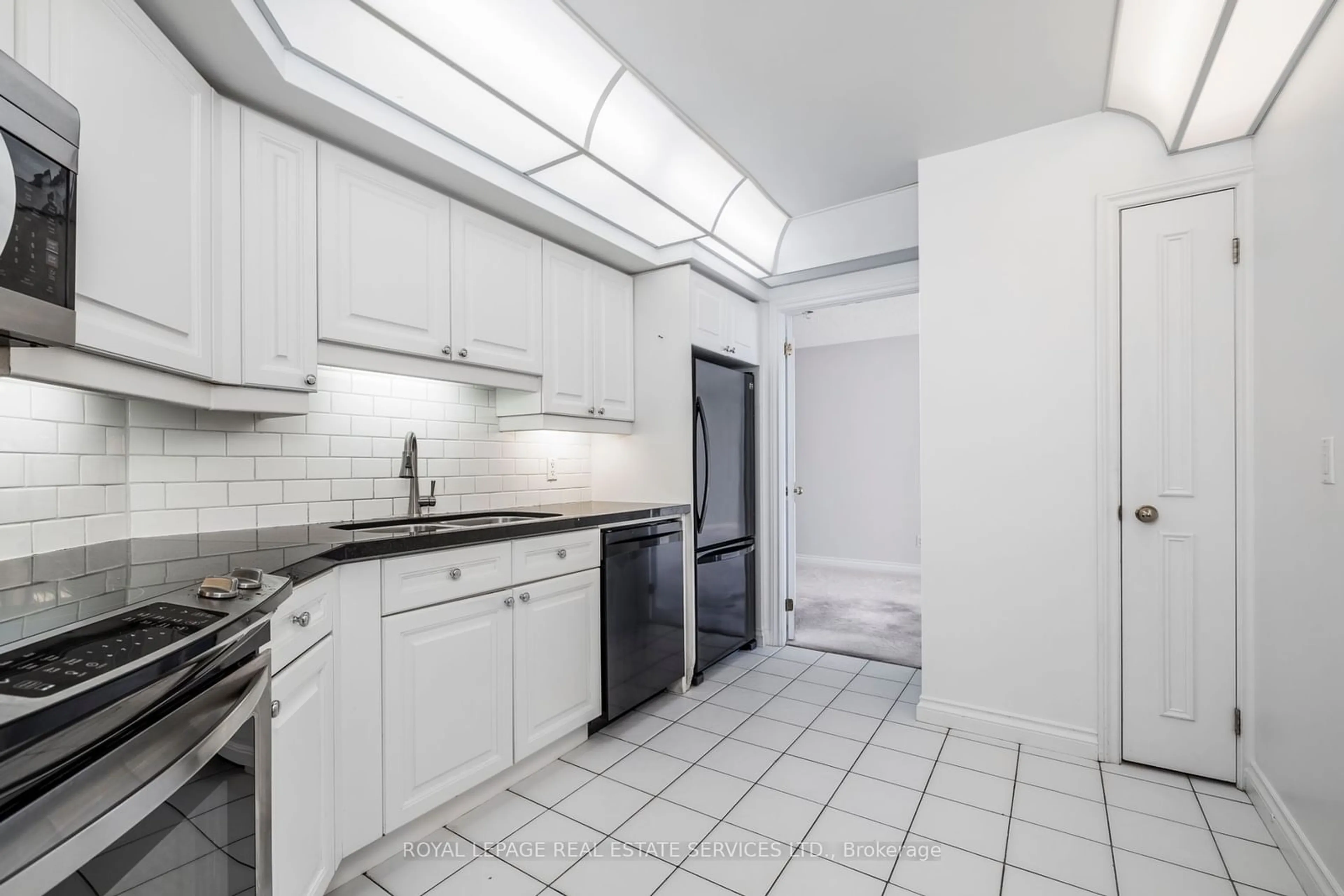 Standard kitchen, ceramic/tile floor for 1 Palace Pier Crt #1605, Toronto Ontario M8V 3W9