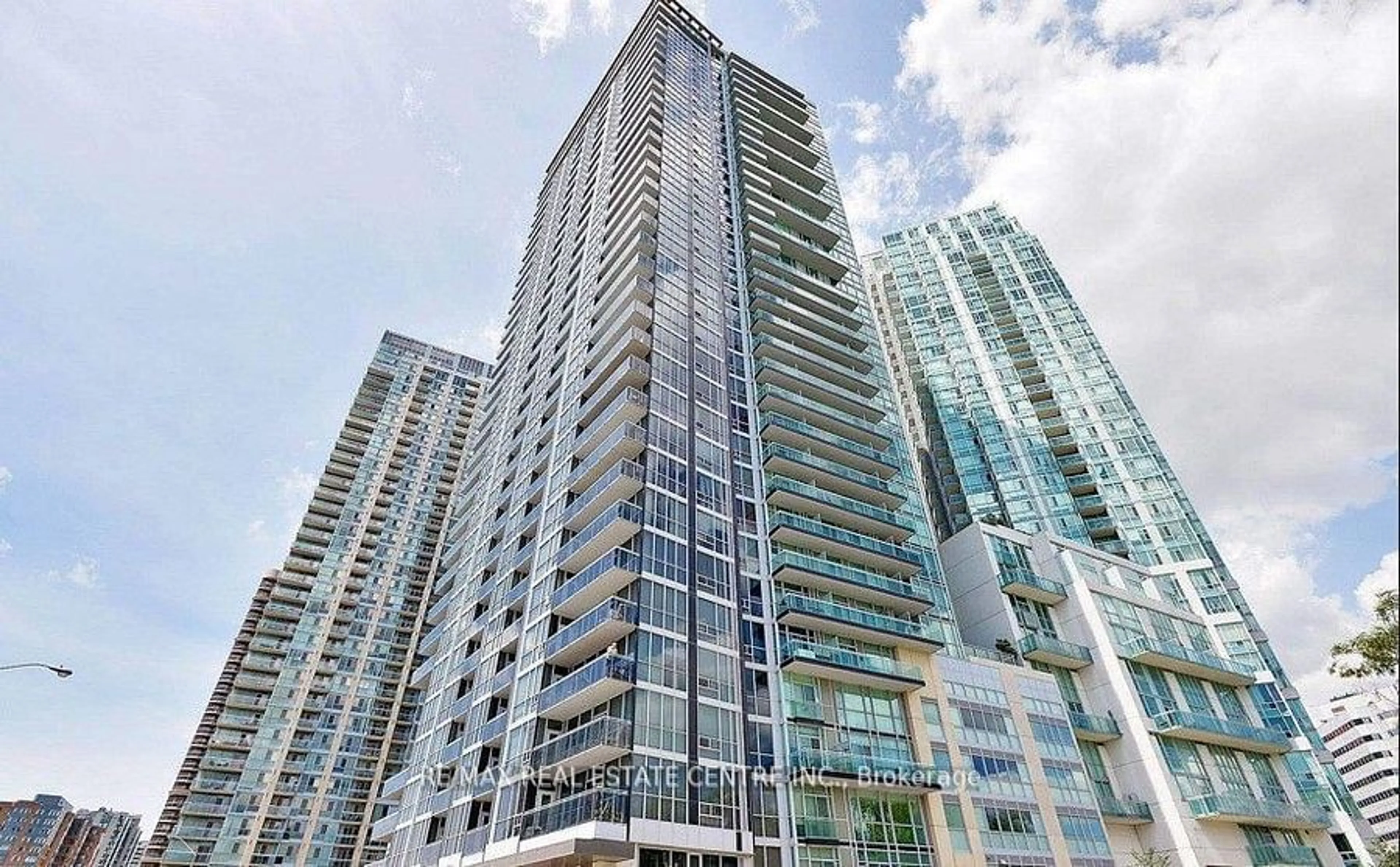 Indoor foyer for 223 Webb Dr #2512, Mississauga Ontario L5B 0E8