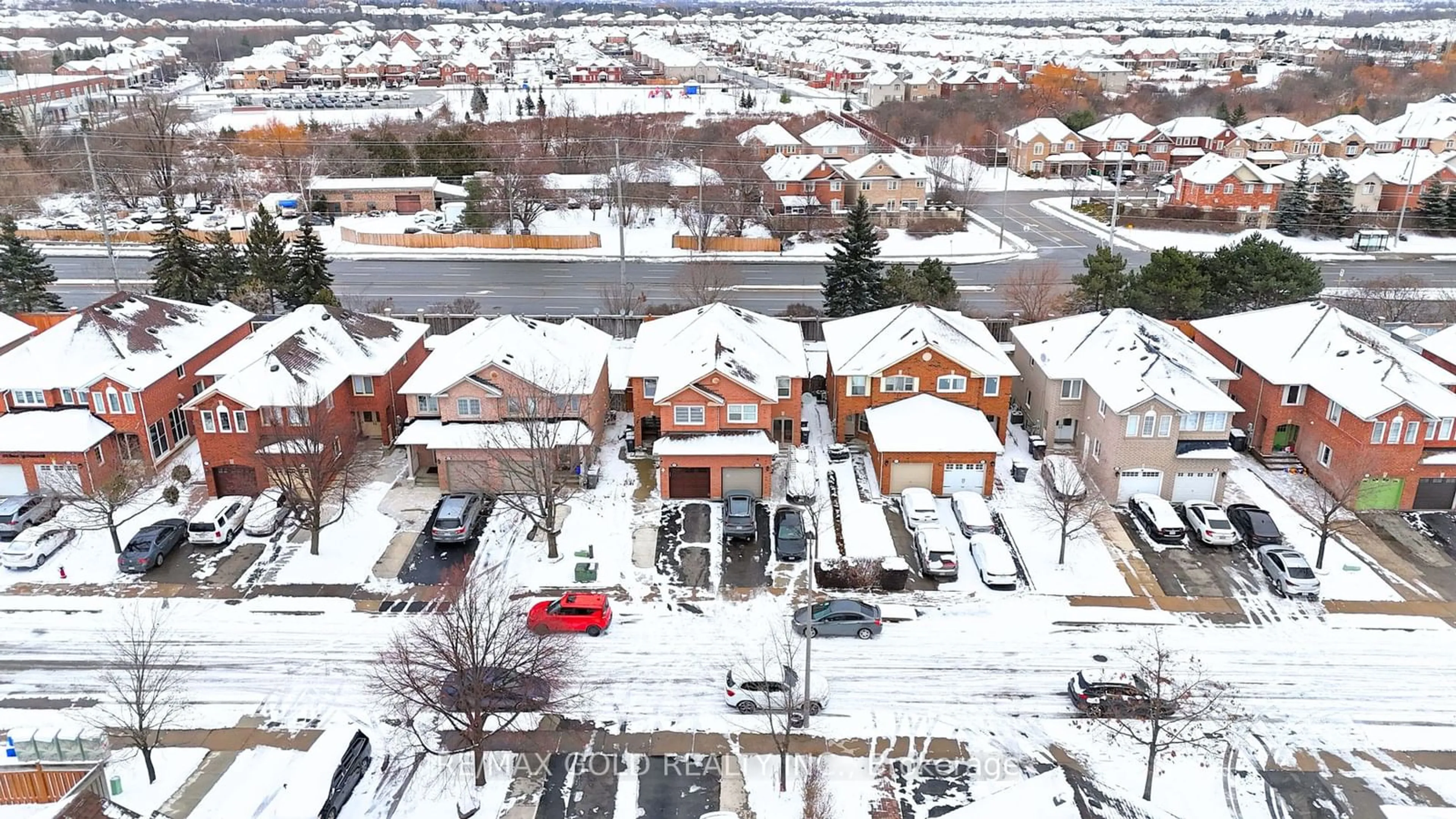 A pic from outside/outdoor area/front of a property/back of a property/a pic from drone, street for 95 Mount Fuji Cres, Brampton Ontario L6R 2L6