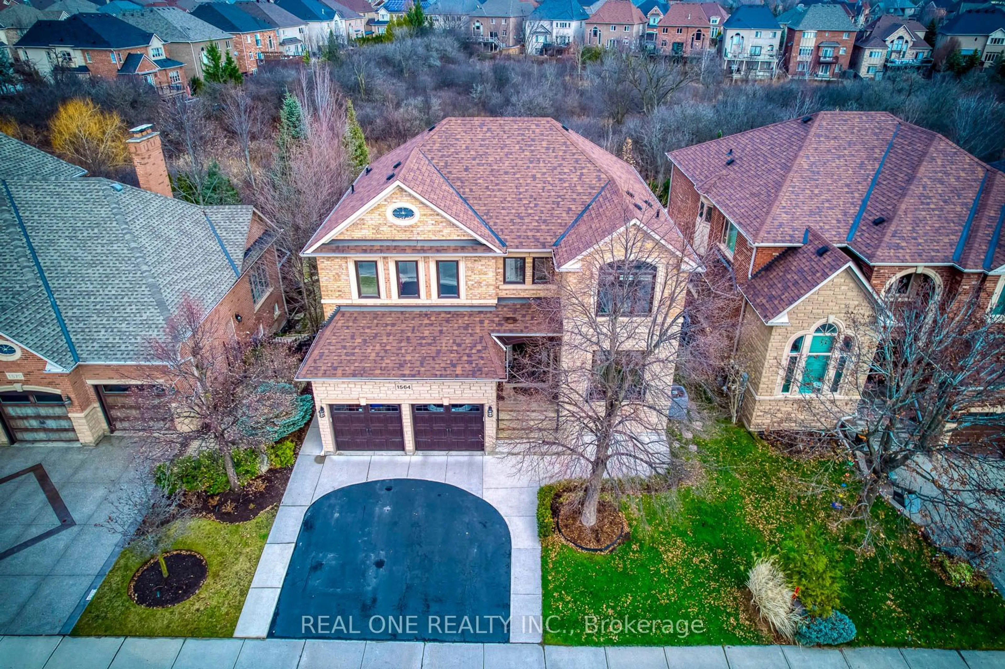 A pic from outside/outdoor area/front of a property/back of a property/a pic from drone, street for 1564 Pinery Cres, Oakville Ontario L6H 7J9