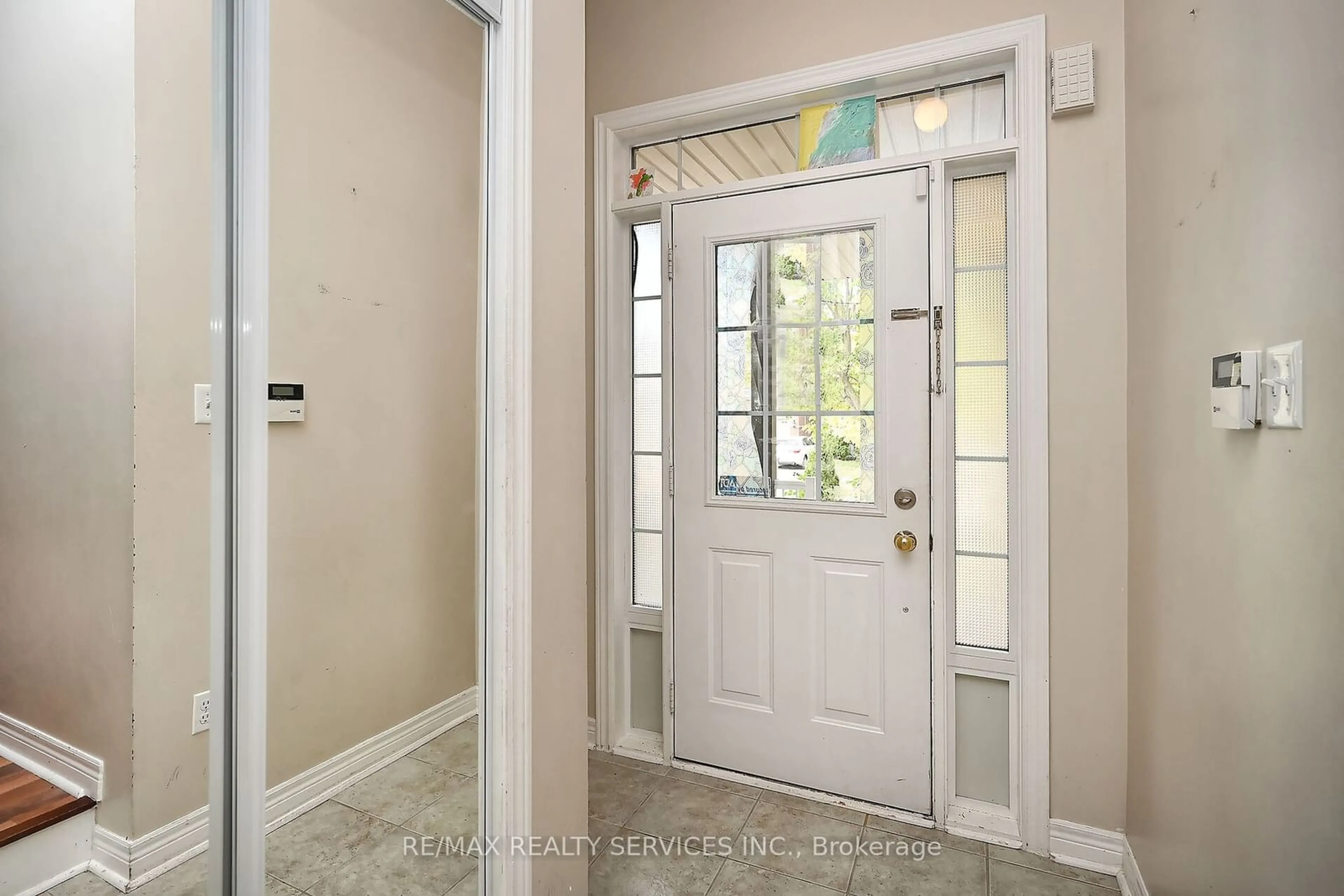 Indoor entryway for 19 Martree Cres, Brampton Ontario L6V 4R3