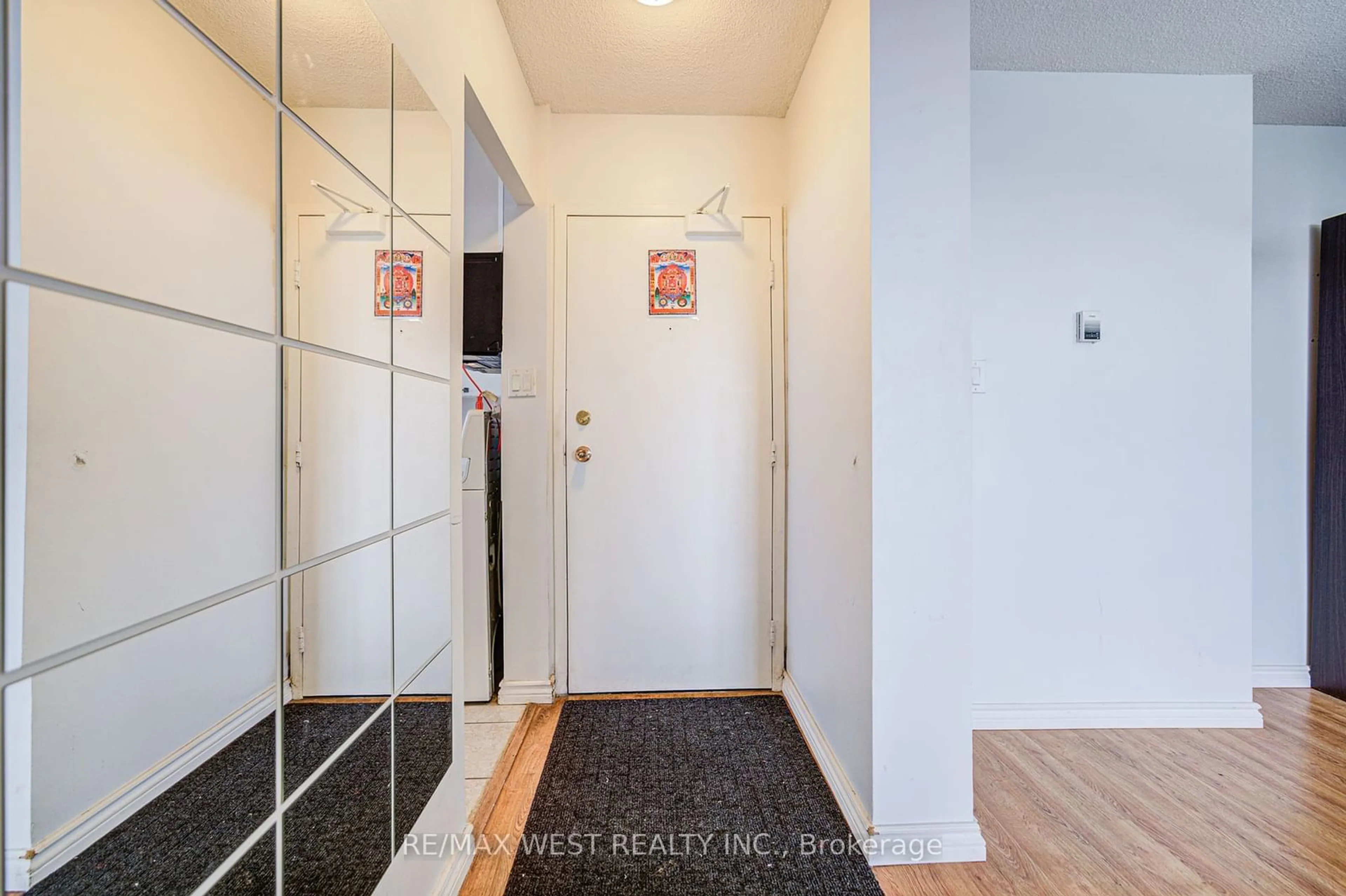 Indoor entryway for 390 Dixon Rd #2208, Toronto Ontario M9R 1T4