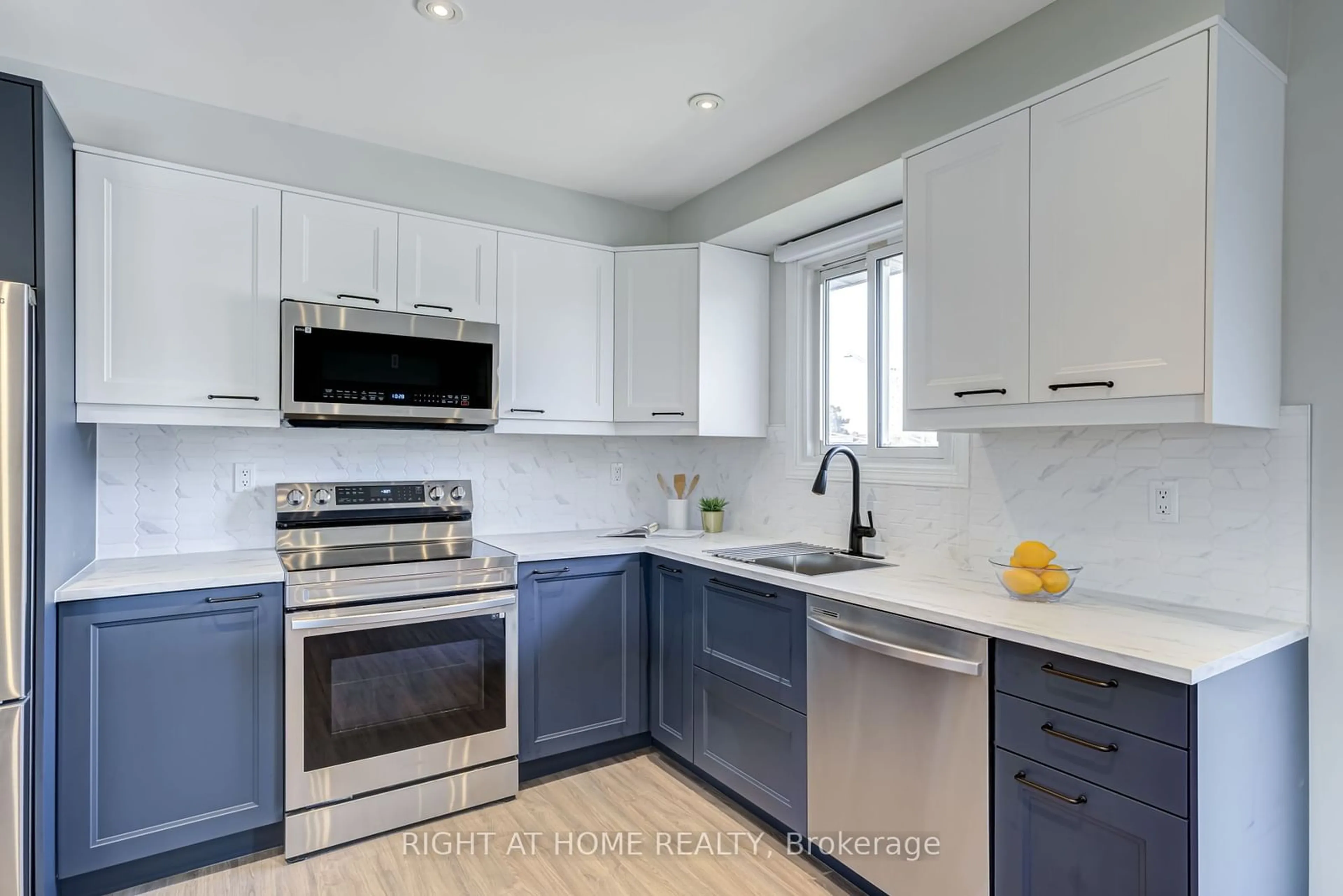 Open concept kitchen, ceramic/tile floor for 484 Kelvedon Mews, Mississauga Ontario L4Z 1G4