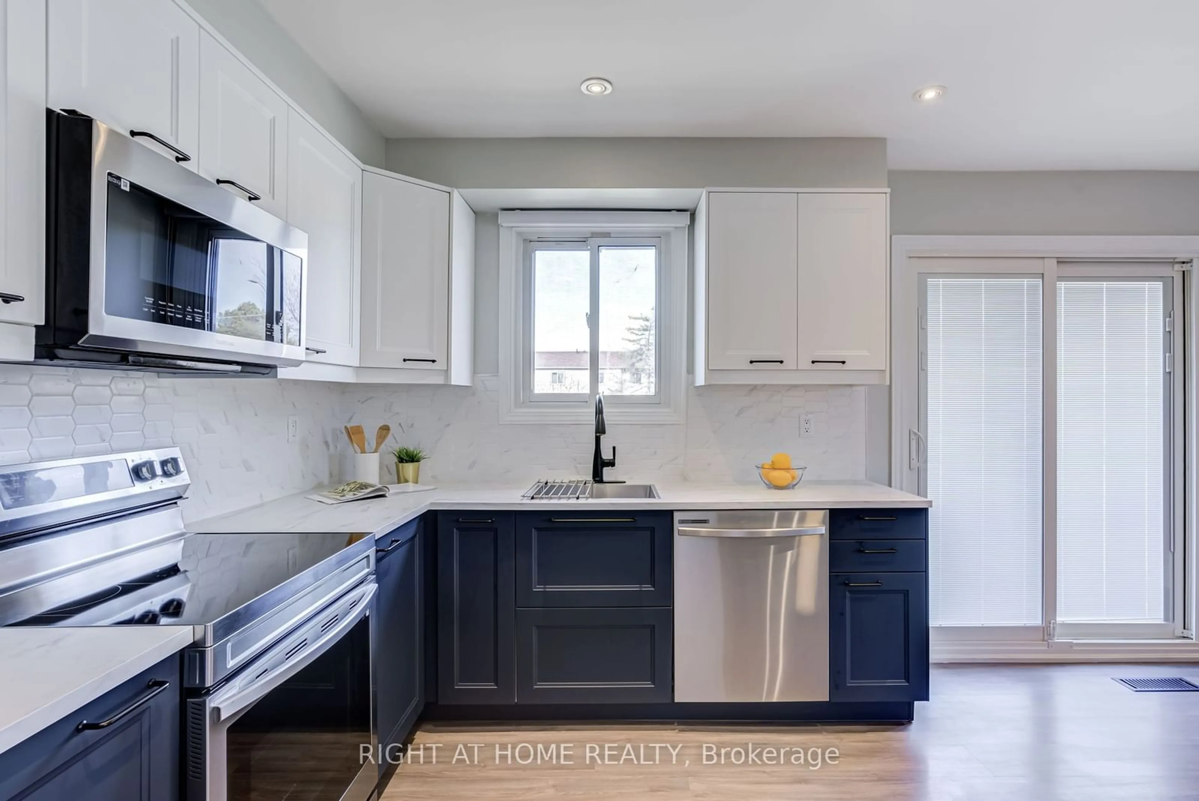 Open concept kitchen, ceramic/tile floor for 484 Kelvedon Mews, Mississauga Ontario L4Z 1G4