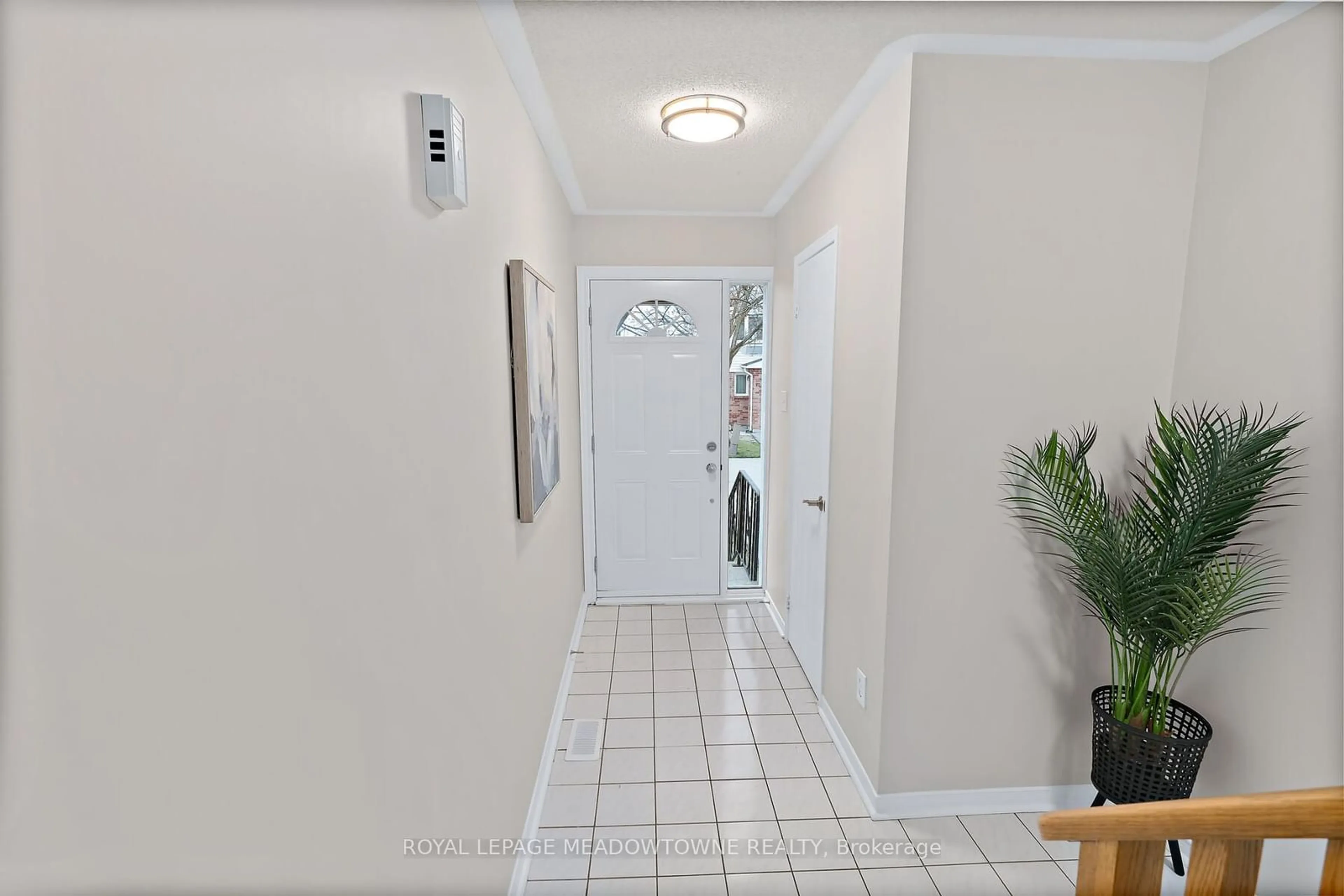 Indoor entryway for 28 Corey Circ, Halton Hills Ontario L7G 5L7