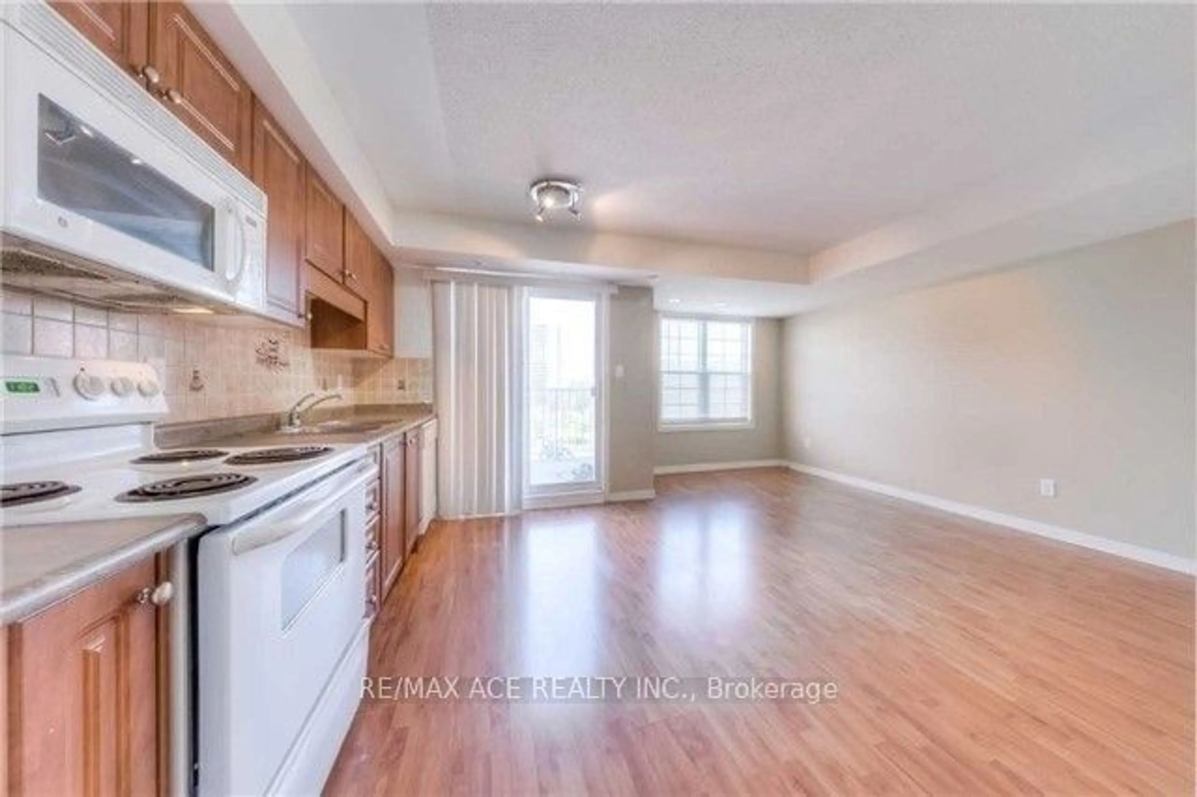 Open concept kitchen, wood/laminate floor for 37 Four Winds Dr #24, Toronto Ontario M3J 1K7